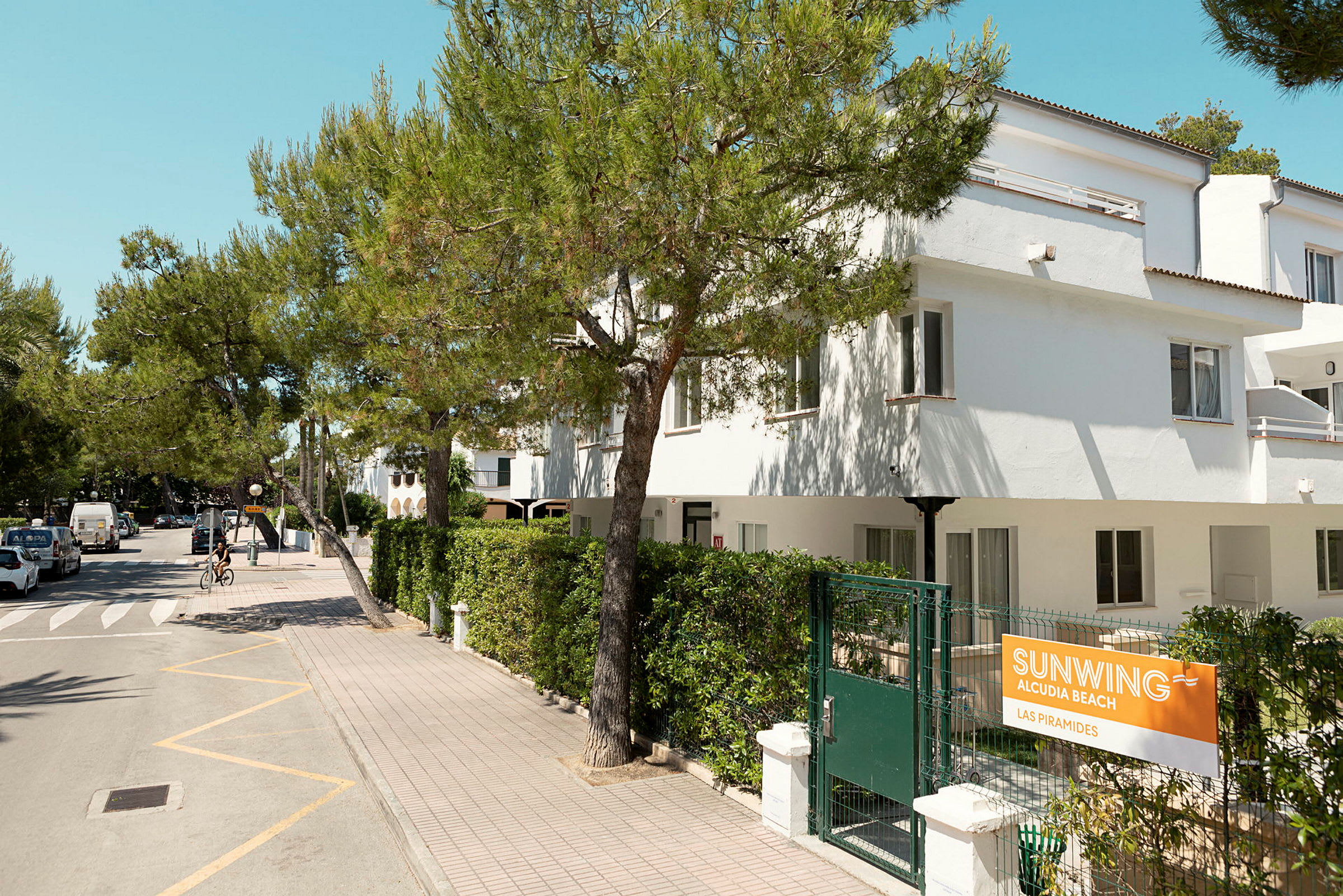 Hotel Sunwing Alcudia Beach Las Piramides med grønne områder og træterrasse. (AI-genereret tekst)
