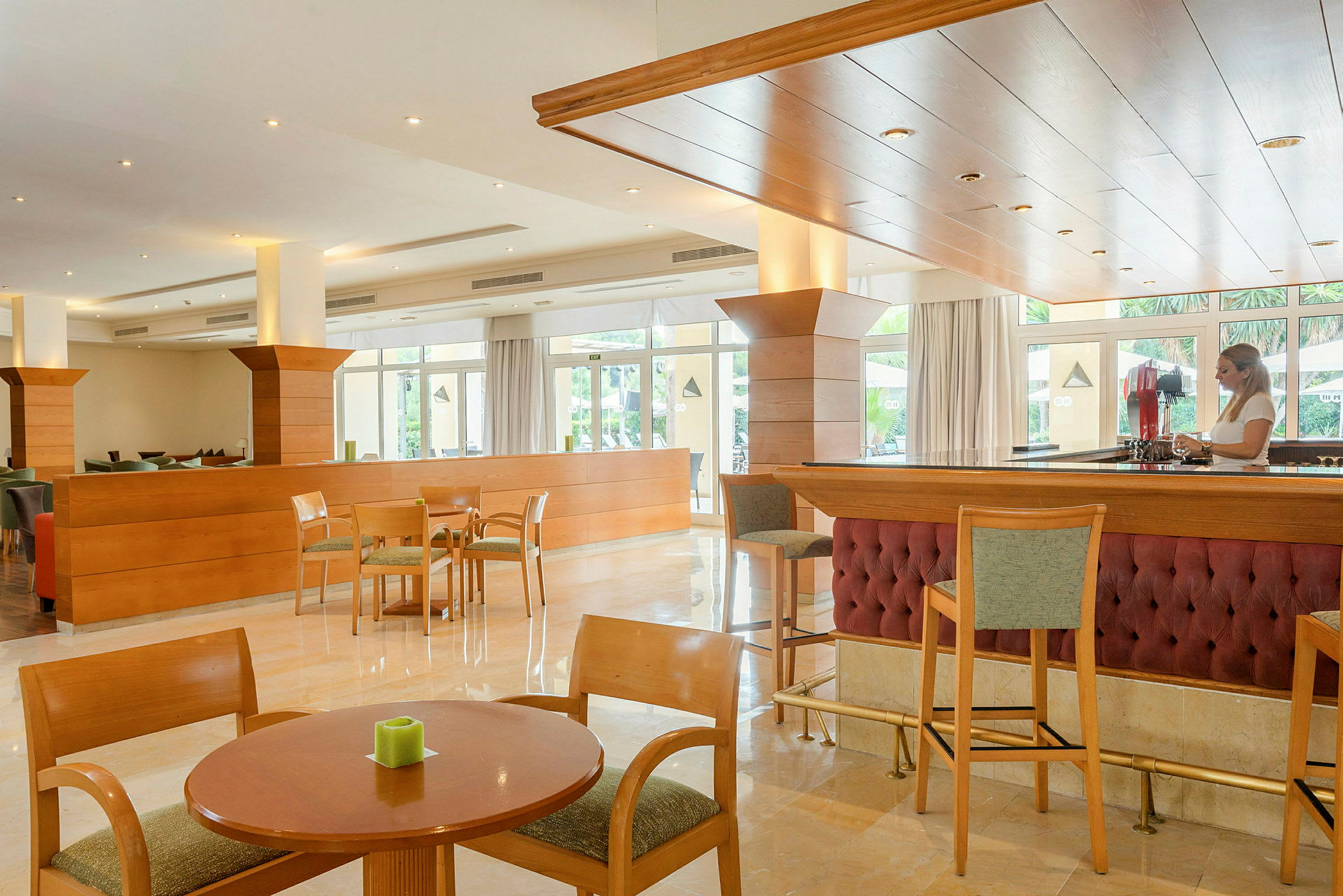 Interiør af en hotelbar og lounge med træmøbler og siddeområder. (AI-genereret tekst)