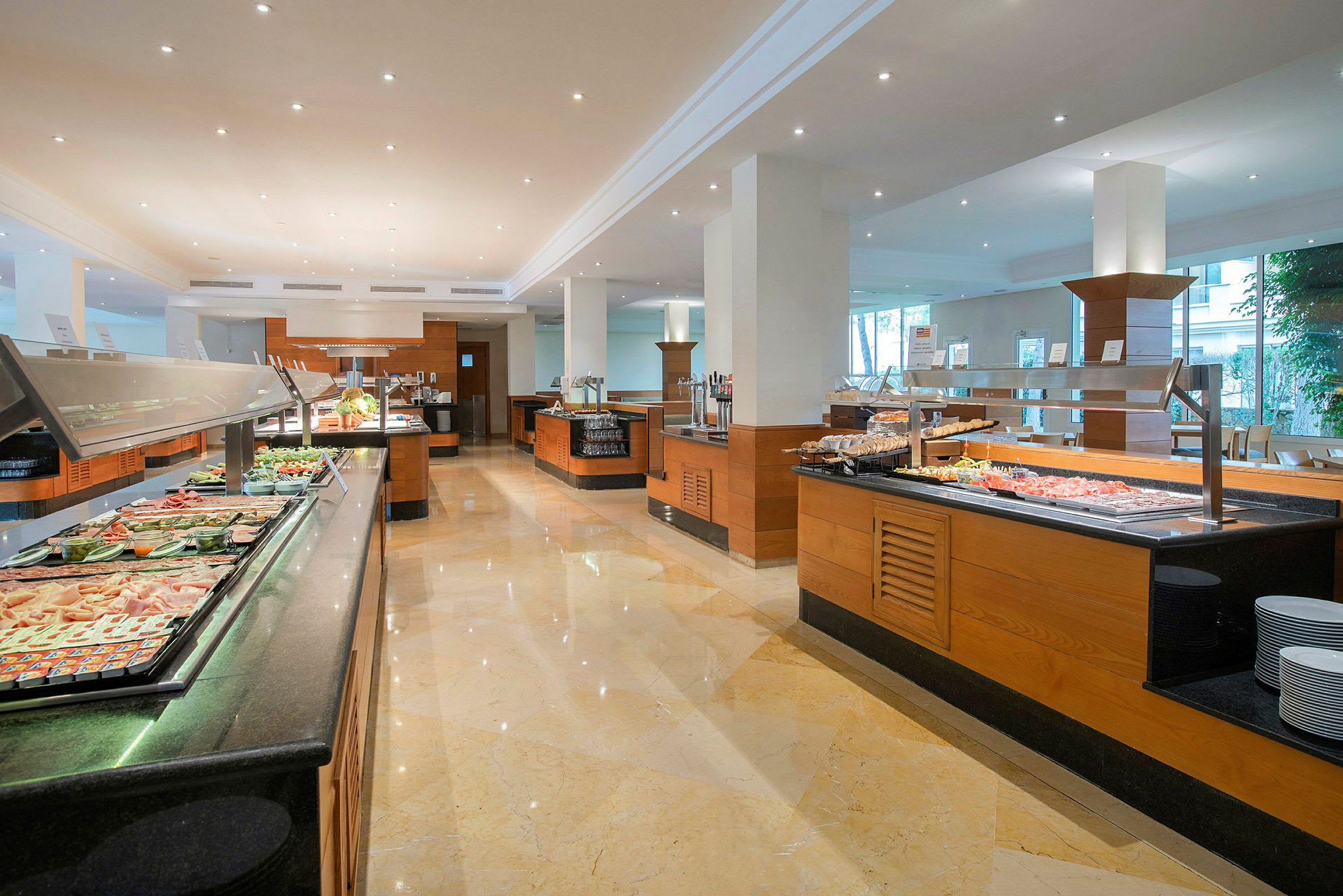 En buffet med forskellige madmuligheder i et moderne restaurantområde. (AI-genereret tekst)
