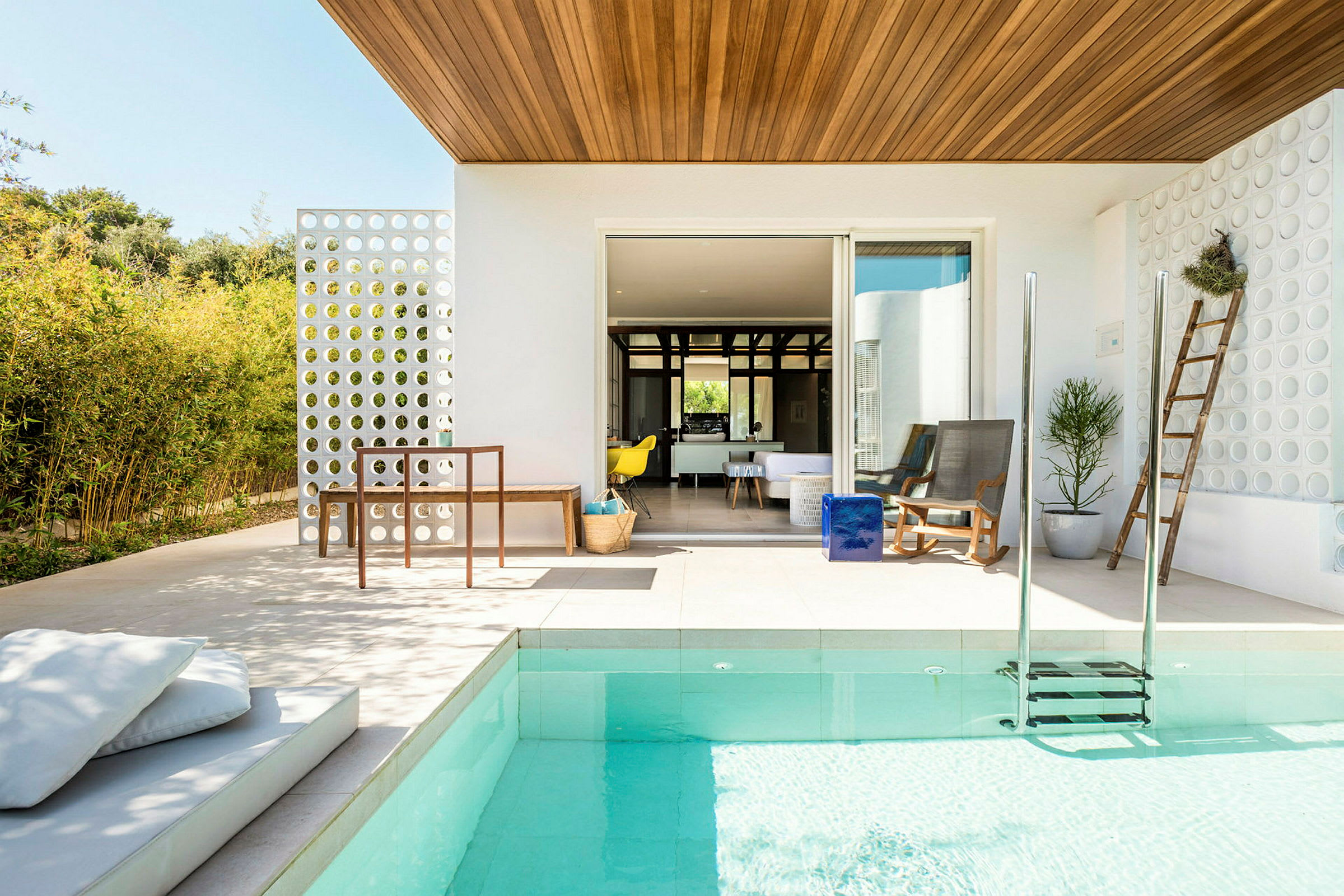 En moderne terrasse med pool, siddepladser og haveudsmykning. (AI-genereret tekst)