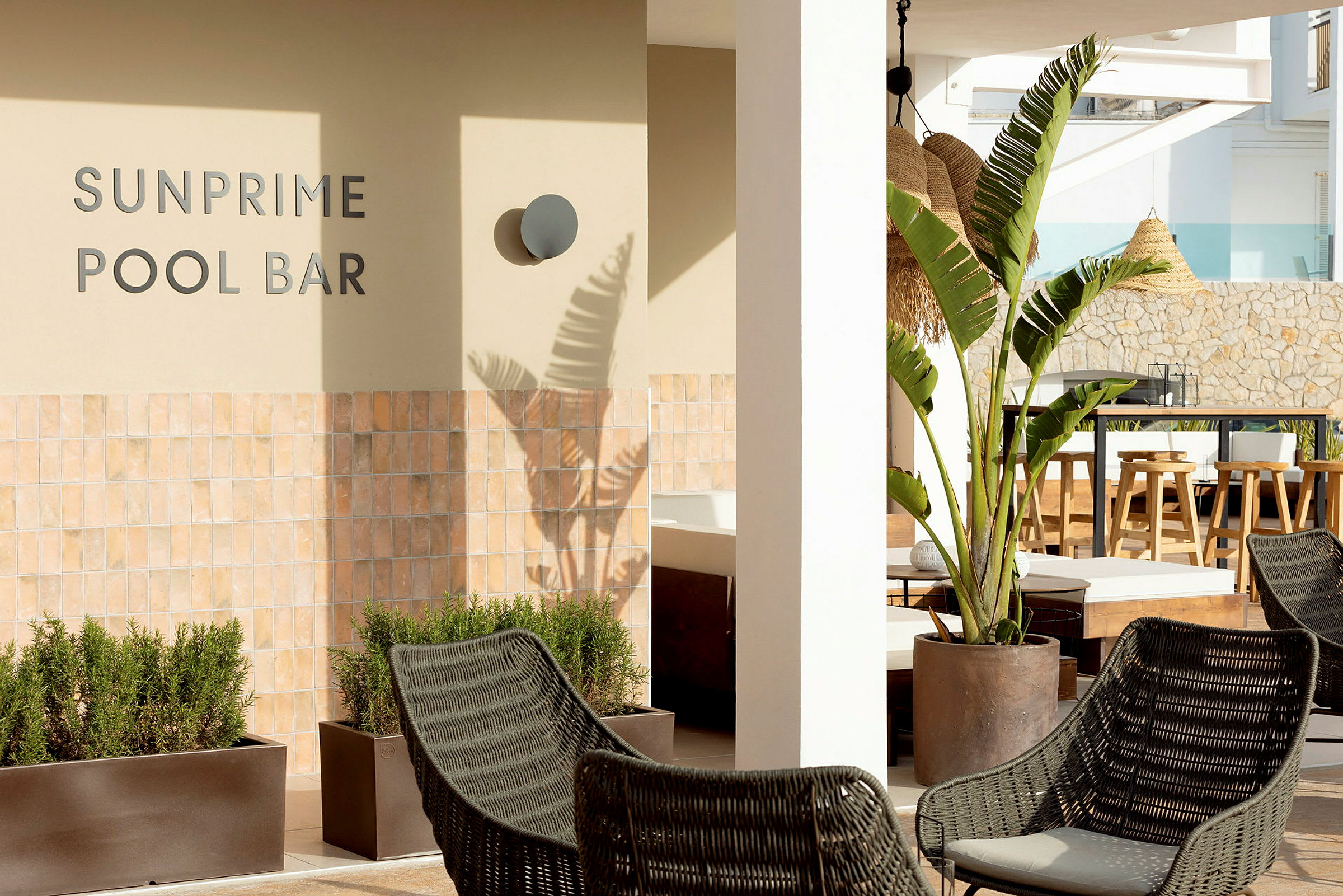 Udendørsområde med møbler ved Sunprime Pool Bar. (AI-genereret tekst)