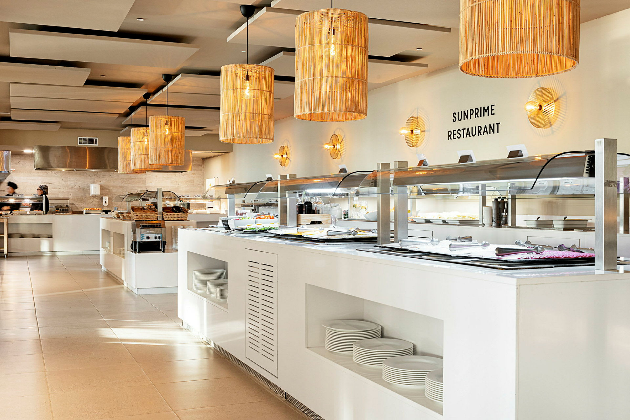 Buffetdiske med mad og tallerkener i en restaurant. (AI-genereret tekst)