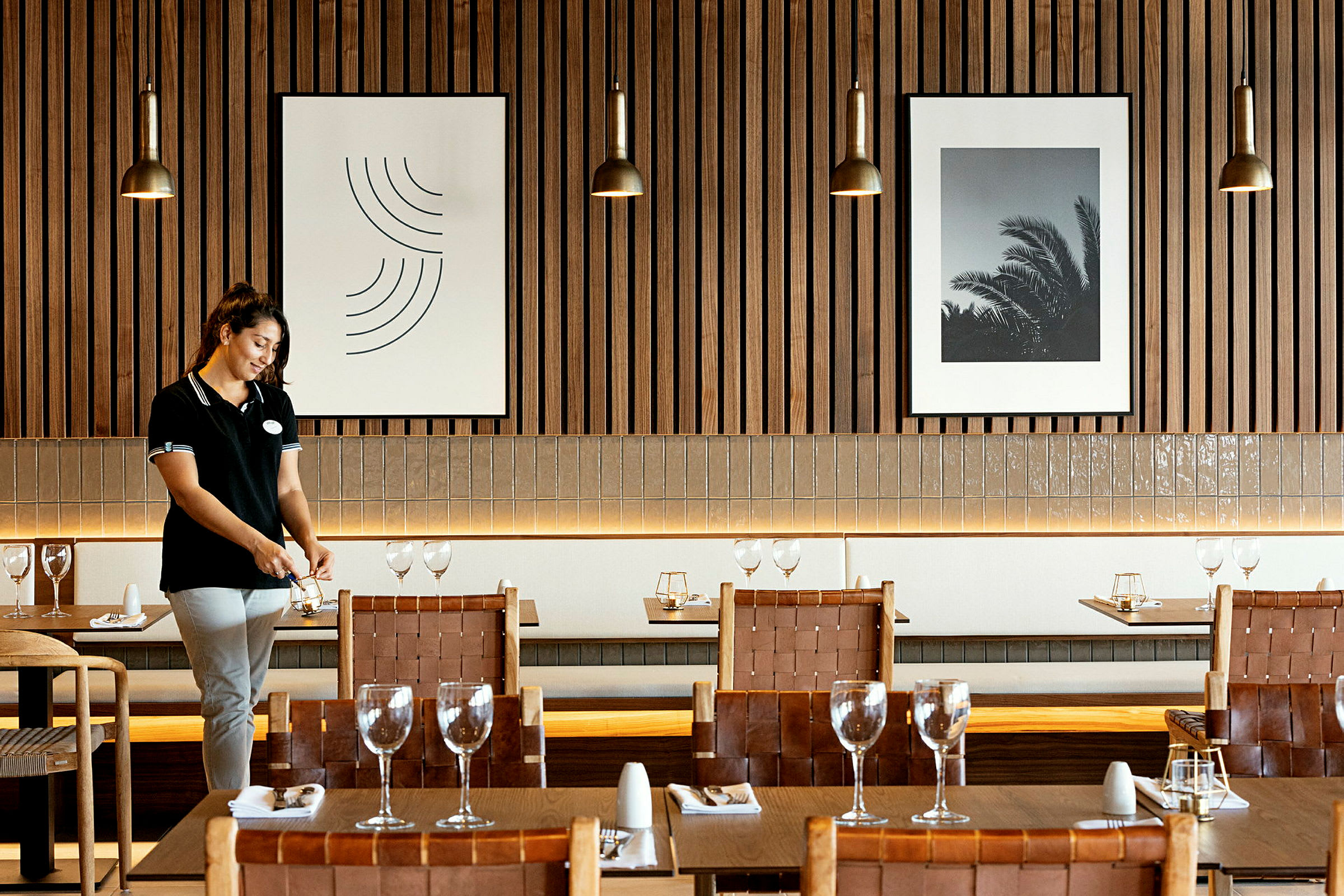 Indretning af en restaurant med dækkede borde og moderne detaljer. (AI-genereret tekst)
