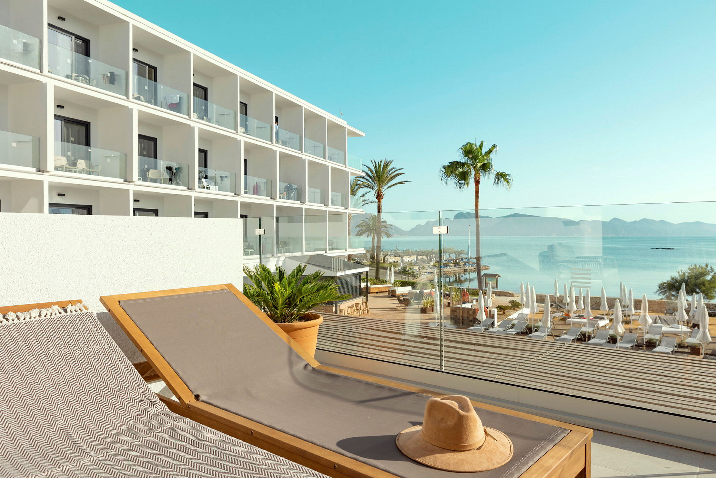 Mindre 1-værelses Prime Lounge Suite med stor balkon med havudsigt