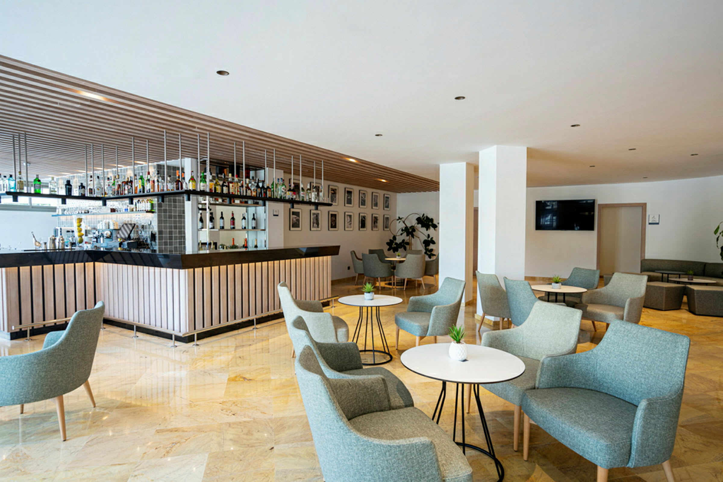 Interiør af en moderne bar med siddepladser og borde. (AI-genereret tekst)