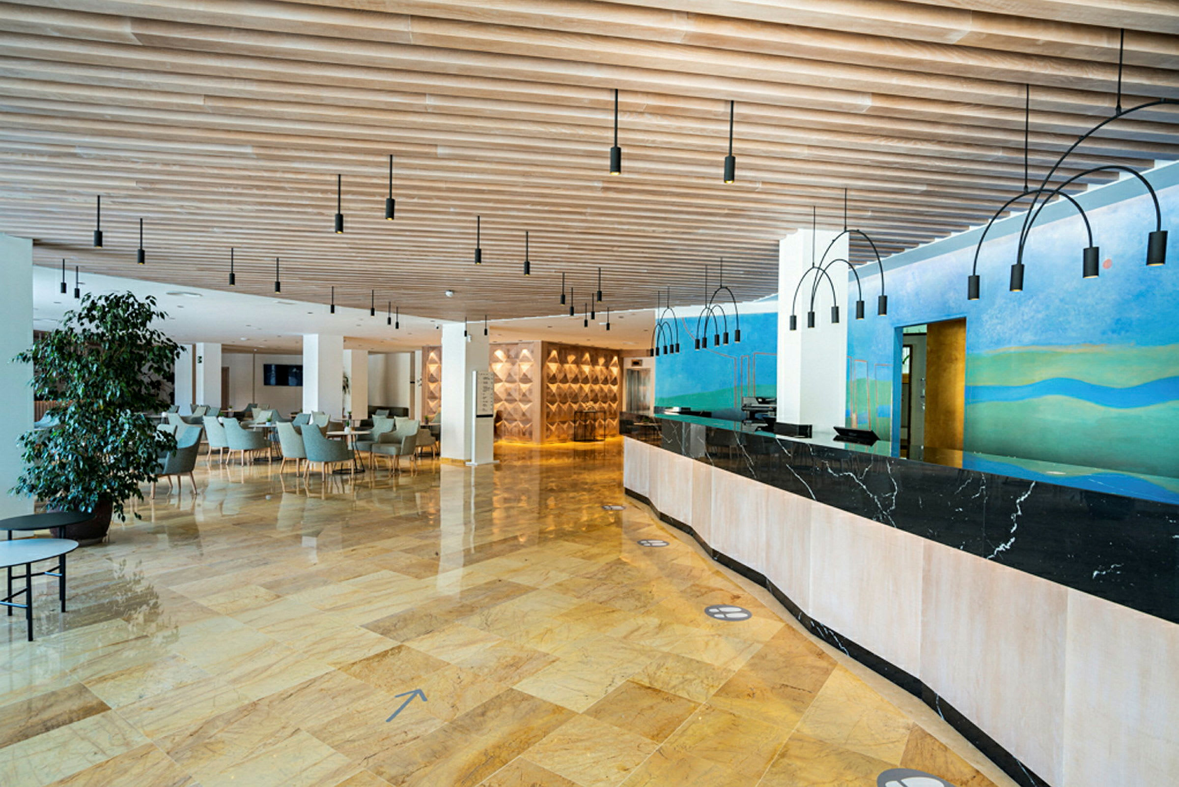 Interiøret af en hotelreception med moderne møbler og lys indretning. (AI-genereret tekst)