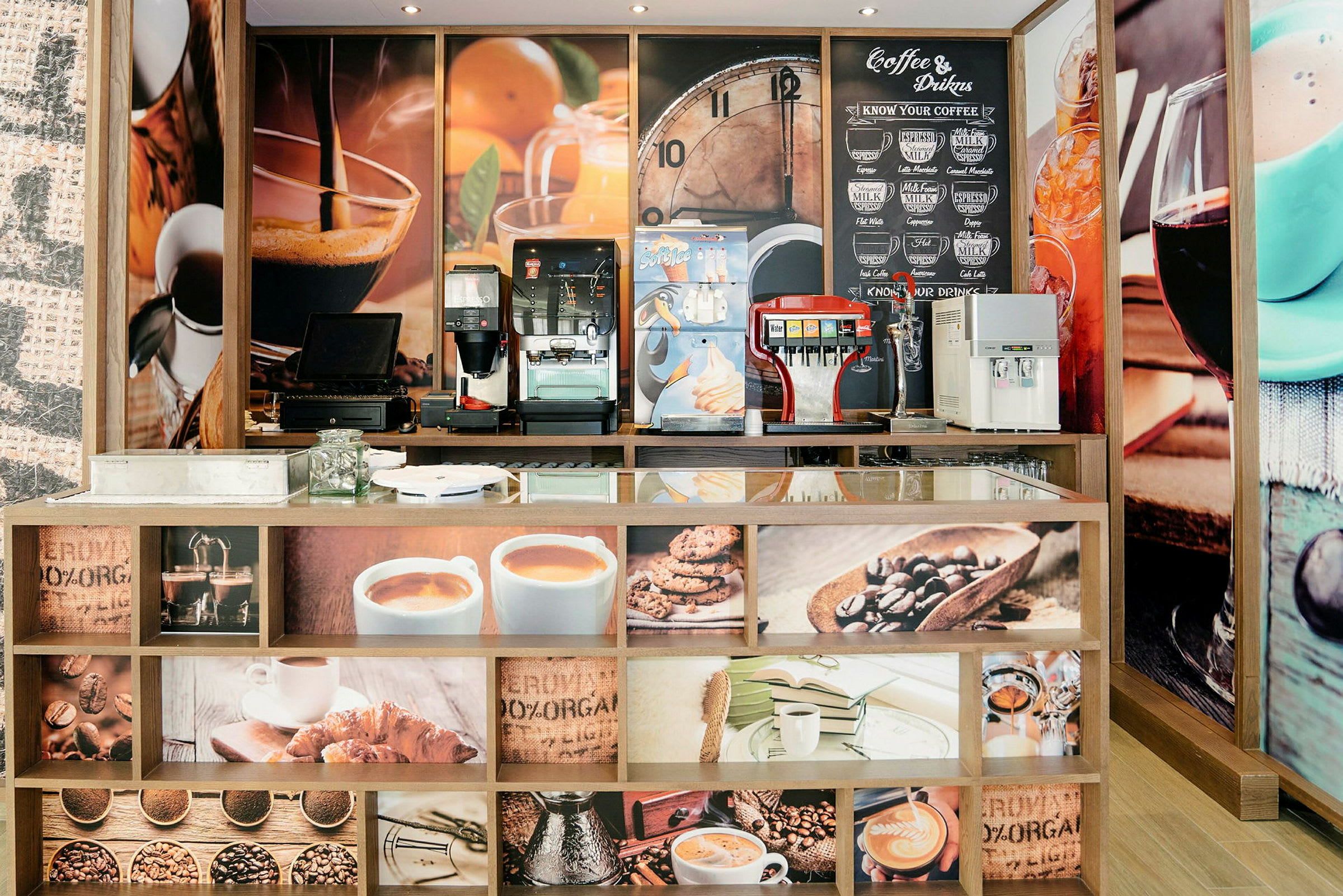 En cafédisk med kaffemaskiner og dekorative billeder af kaffe og tilbehør. (AI-genereret tekst)