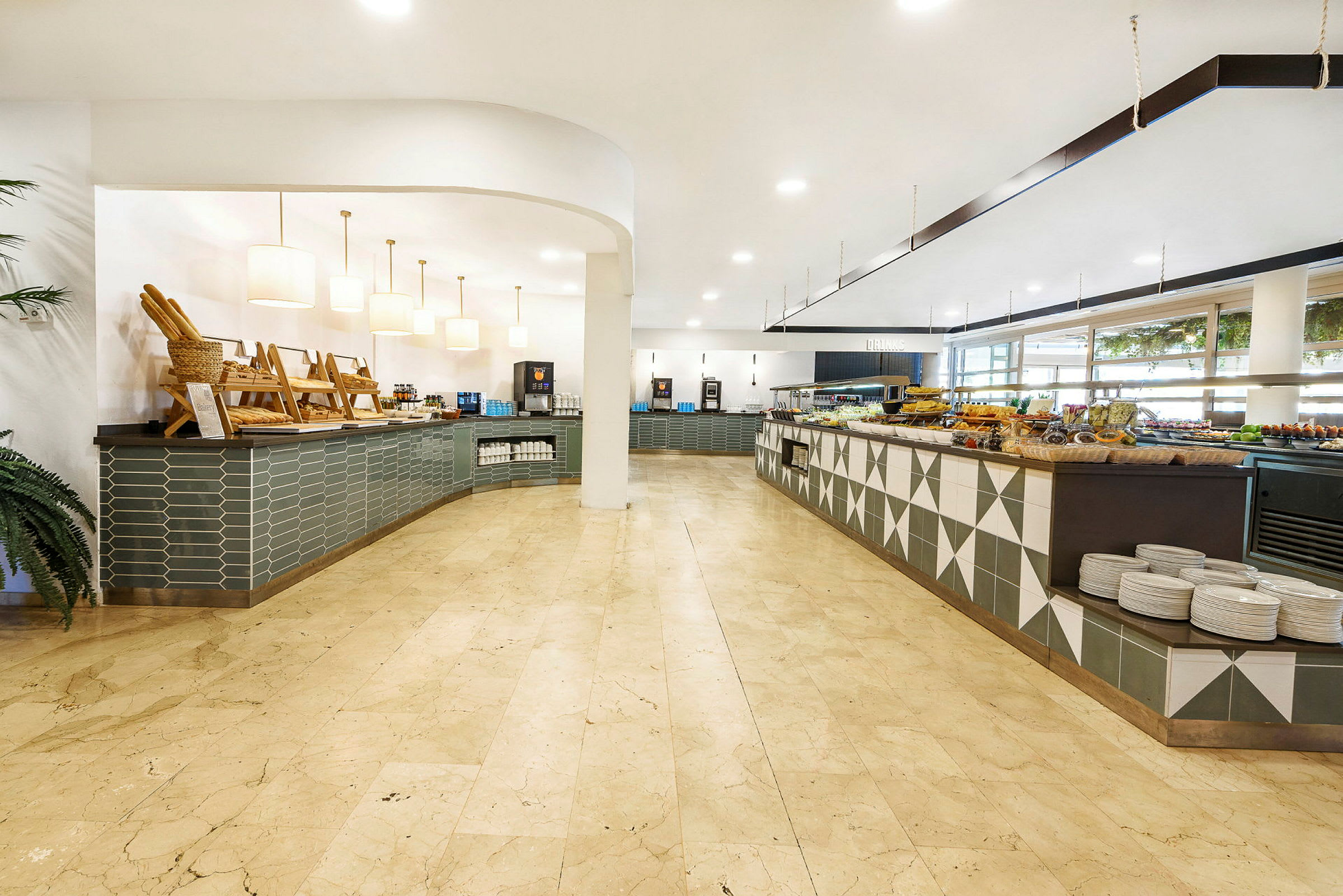 En buffet serveret i et lyst og moderne restaurantområde. (AI-genereret tekst)