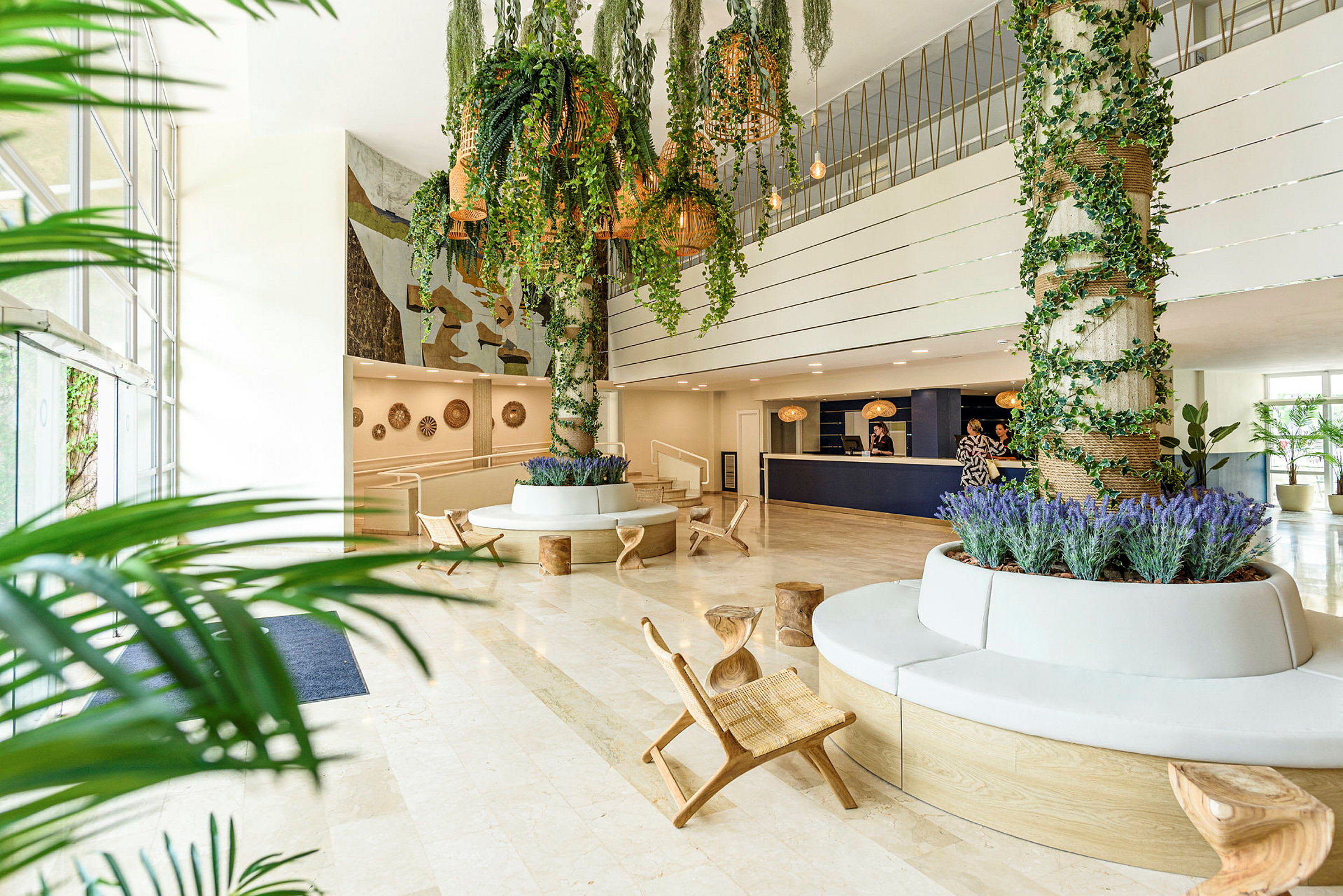 Lys og moderne hotellobby med planteudsmykning og reception. (AI-genereret tekst)