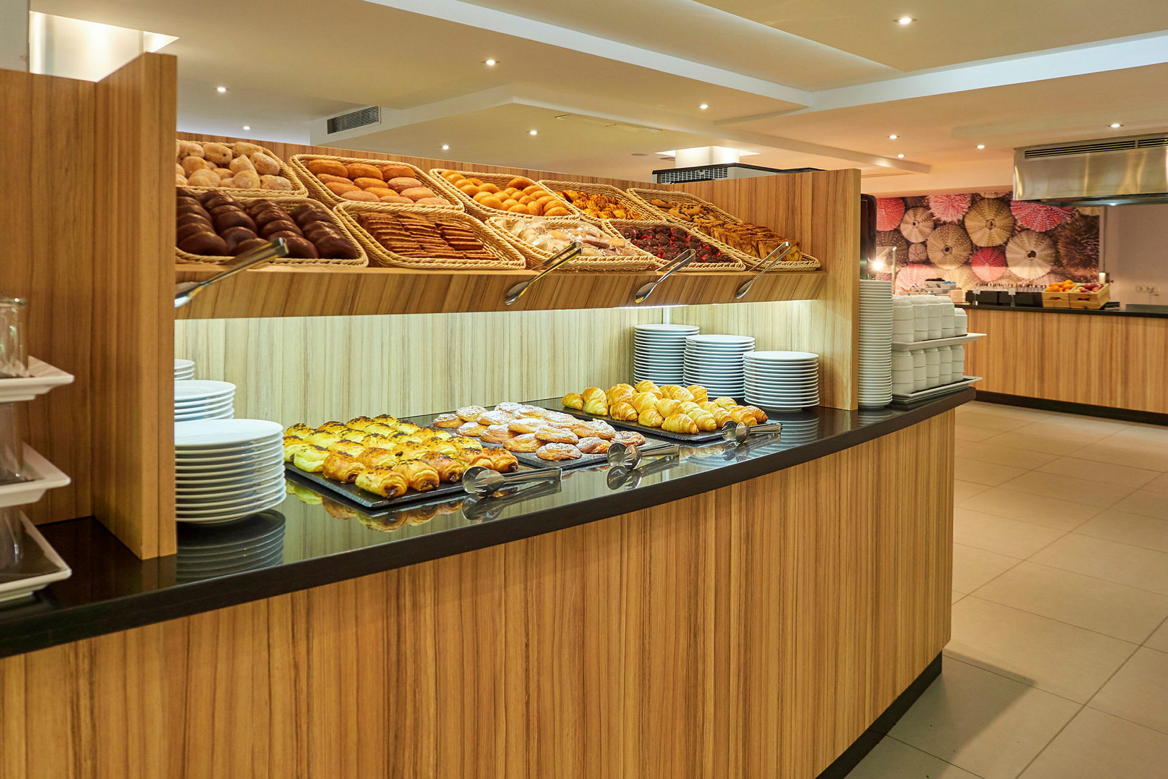 En buffet med forskellige slags brød og bagværk. (AI-genereret tekst)