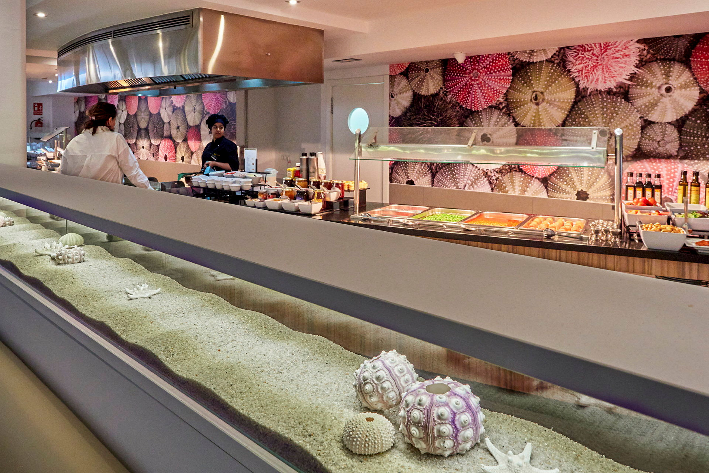 En buffet med retter og dekorationer med maritime motiver. (AI-genereret tekst)