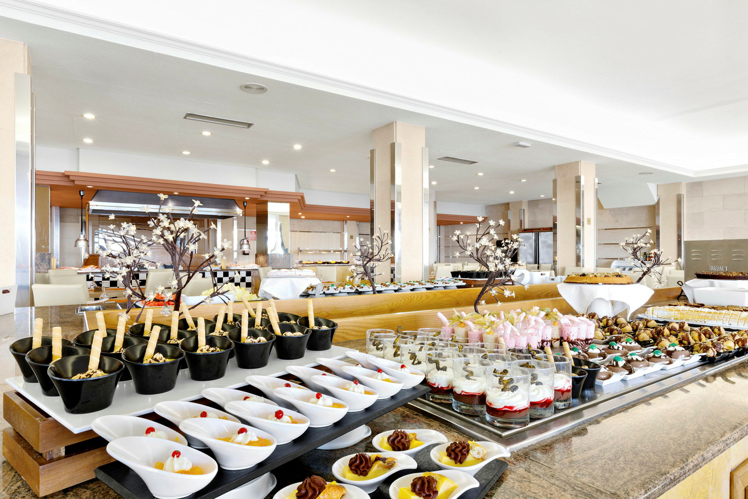 Buffet med forskellige desserter og bagværk. (AI-genereret tekst)