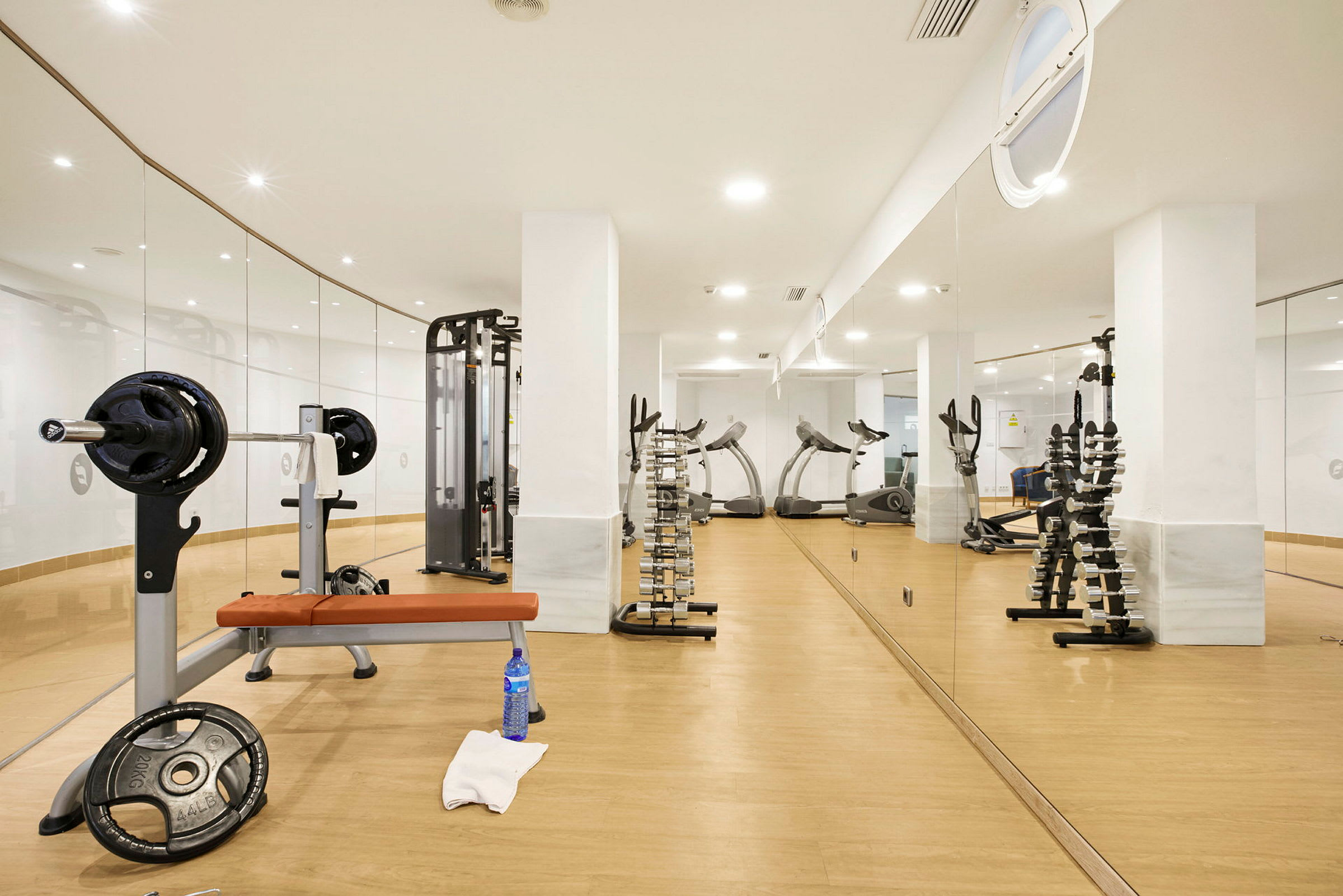 Fitnessrum med træningsudstyr og vægte. (AI-genereret tekst)