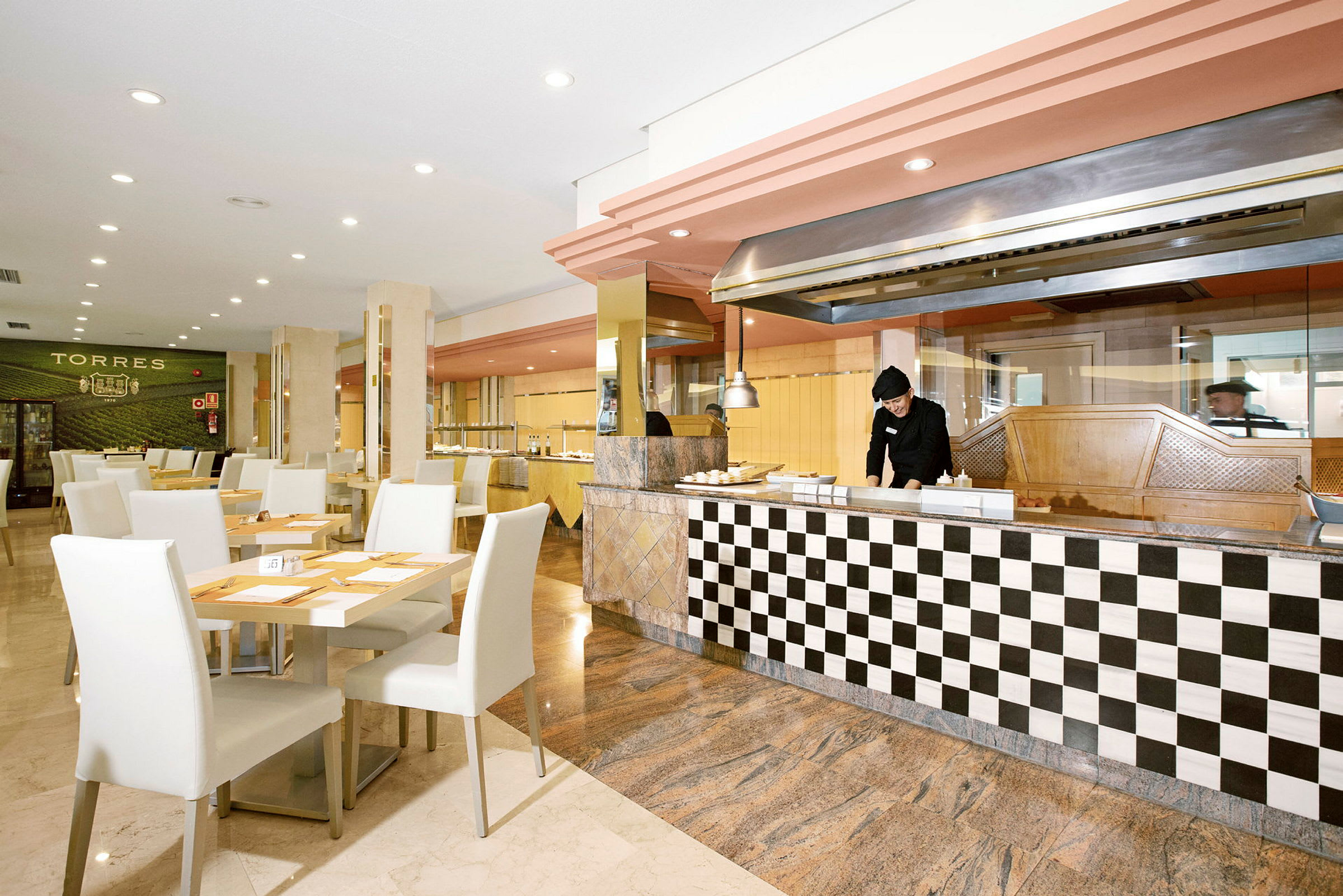 Restaurant med siddepladser og en serveringsdisk. (AI-genereret tekst)