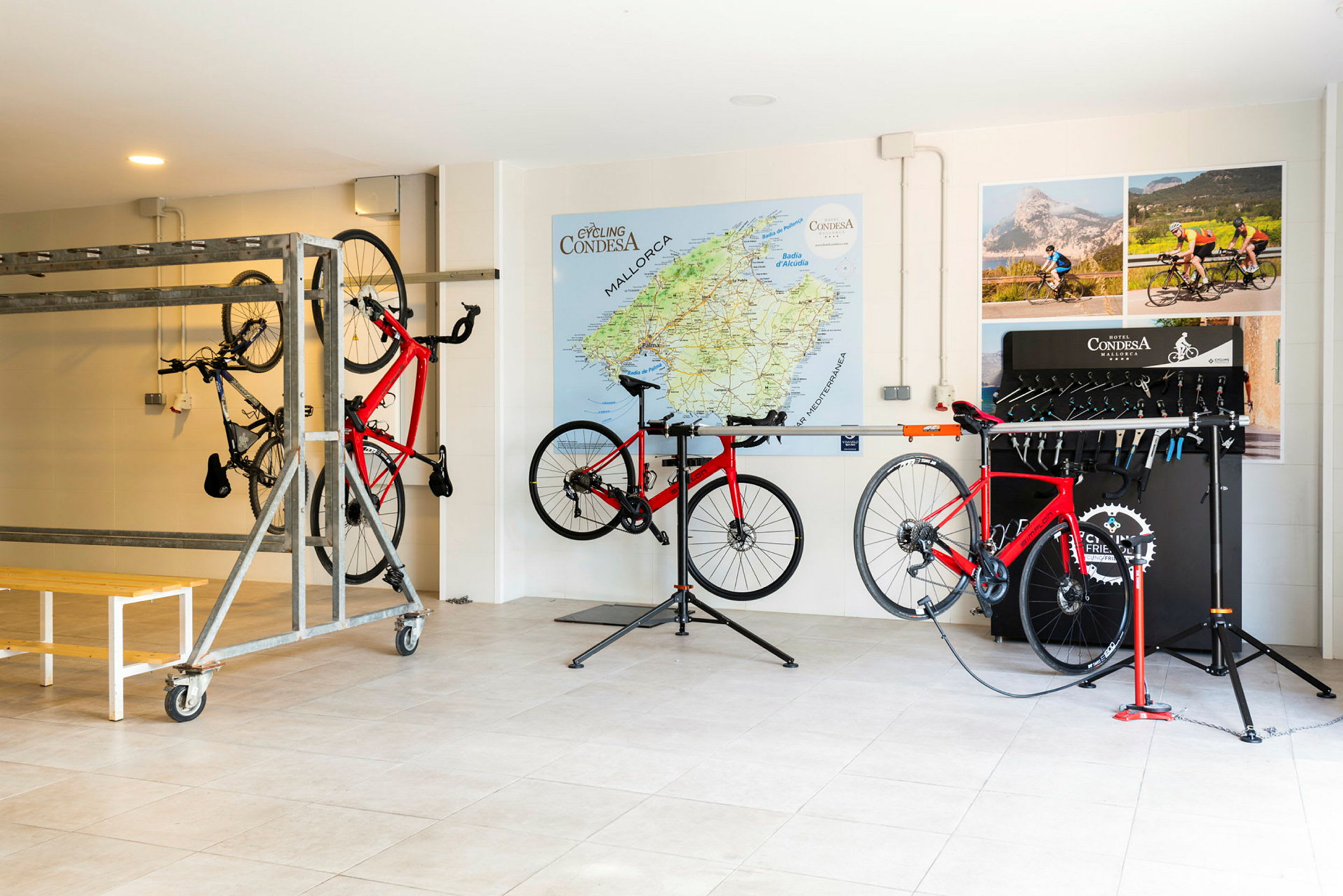 Et cykelværksted med stativer til cykler og værktøj på Mallorca. (AI-genereret tekst)