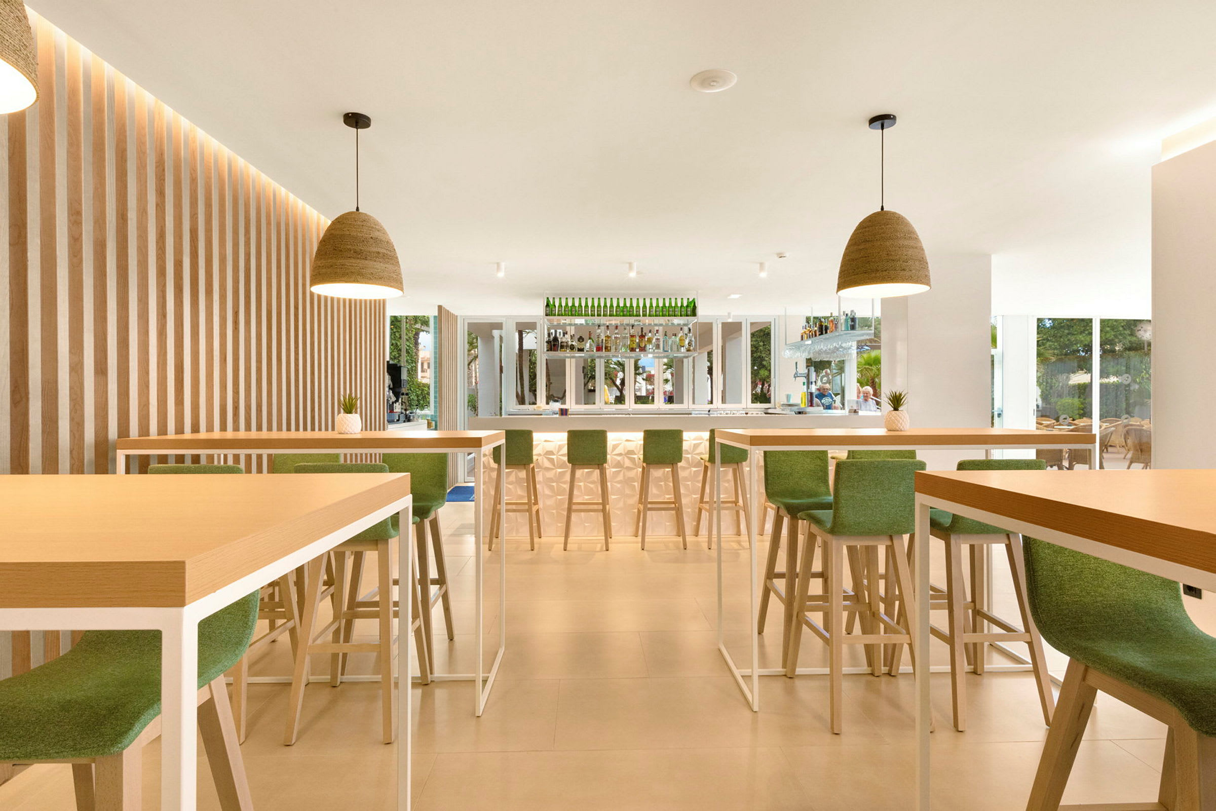 En moderne bardesign med høje stole og belysning. (AI-genereret tekst)