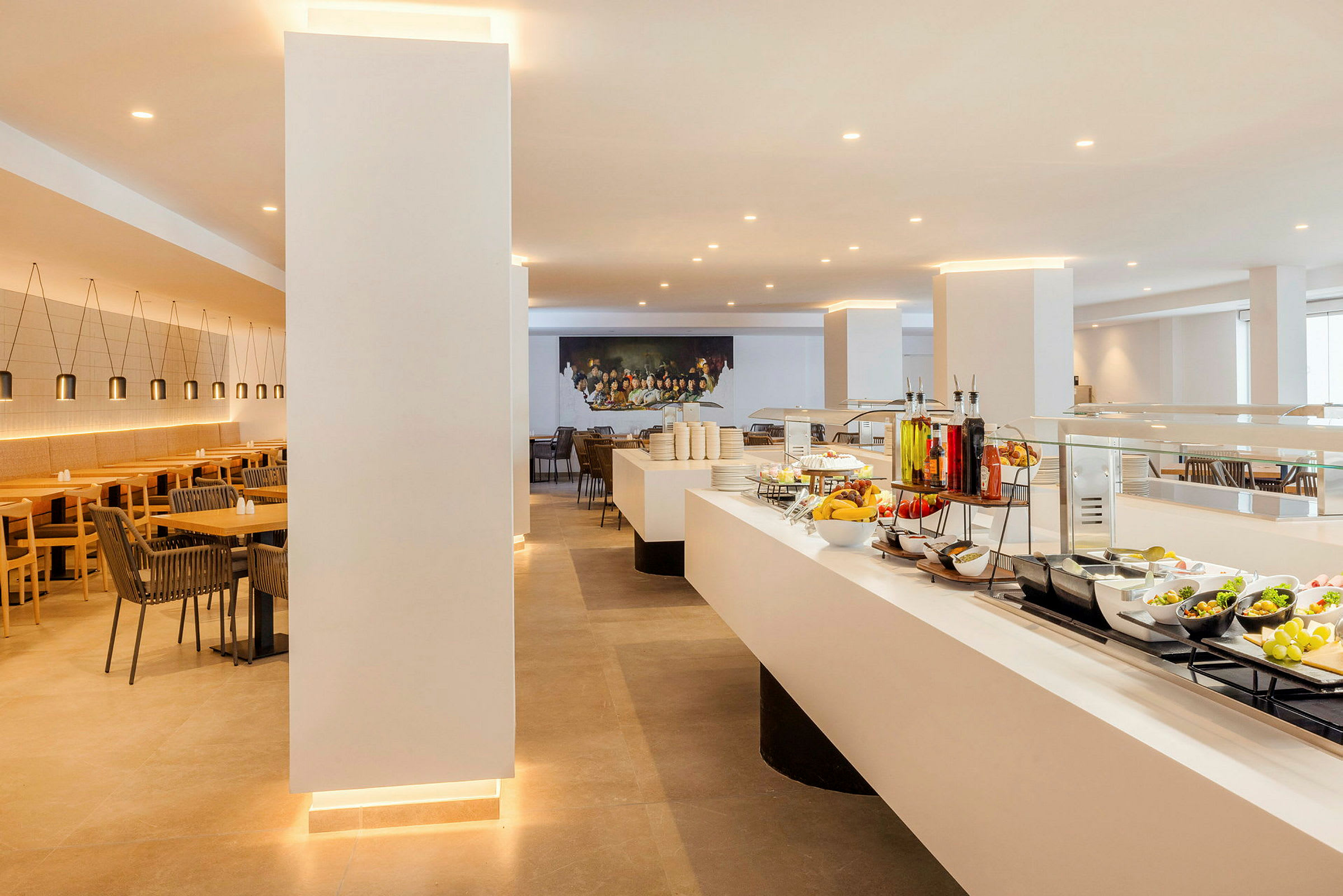 Billede af en lys og moderne restaurant med buffet og siddepladser. (AI-genereret tekst)