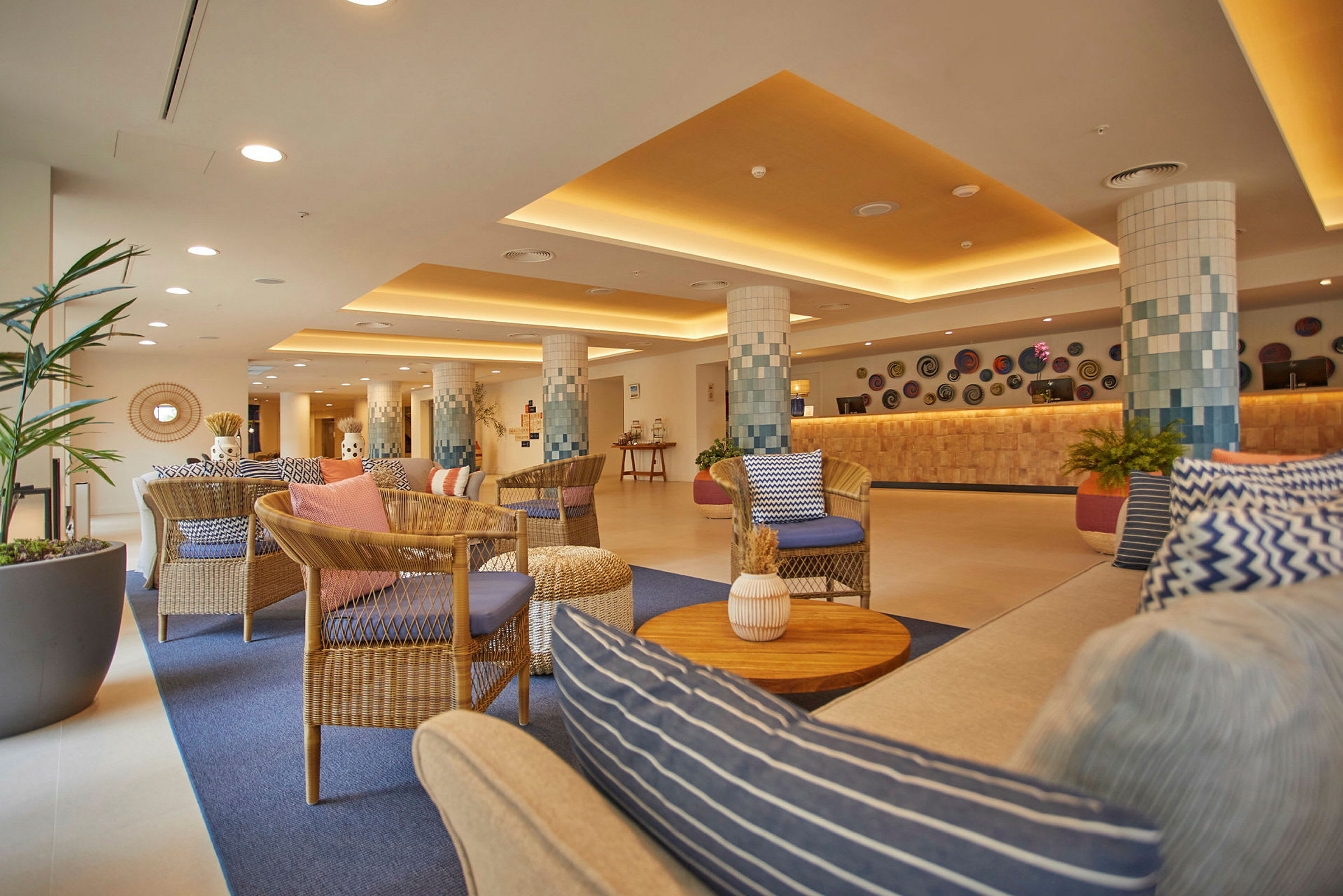 En hotellobby med siddeområder og reception. (AI-genereret tekst)