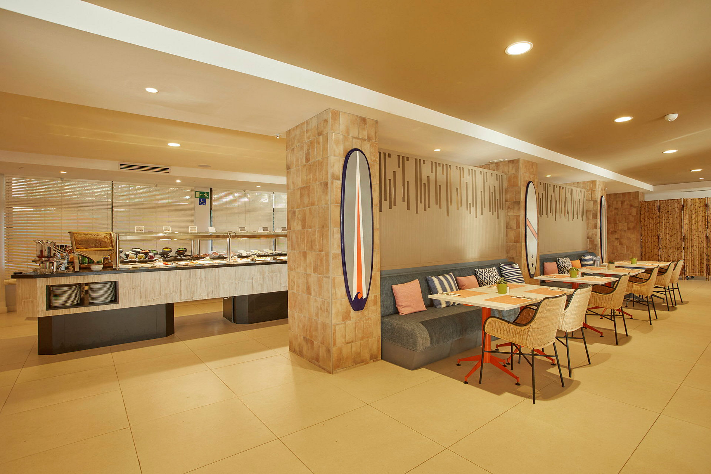 En buffet og siddegruppe i en moderne indrettet restaurant. (AI-genereret tekst)