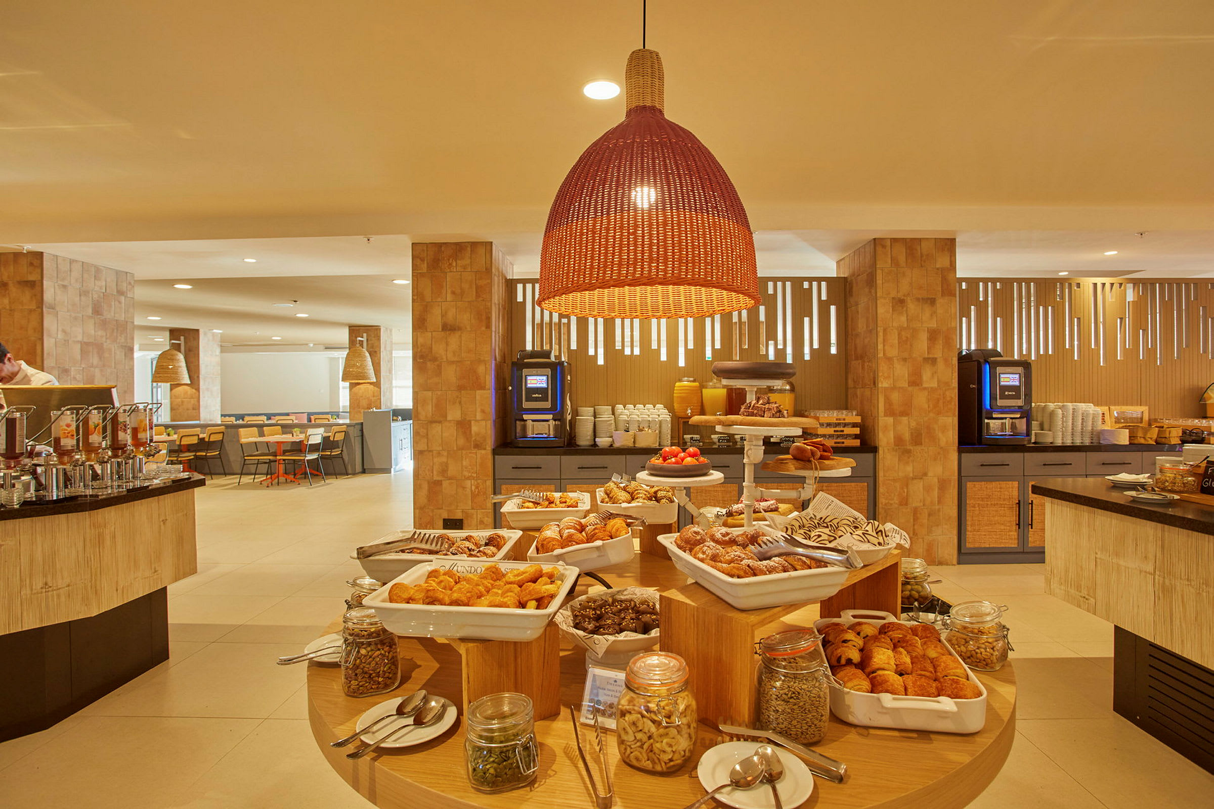En buffet med forskellige bagværk og mad i et hotelrestaurantområde. (AI-genereret tekst)