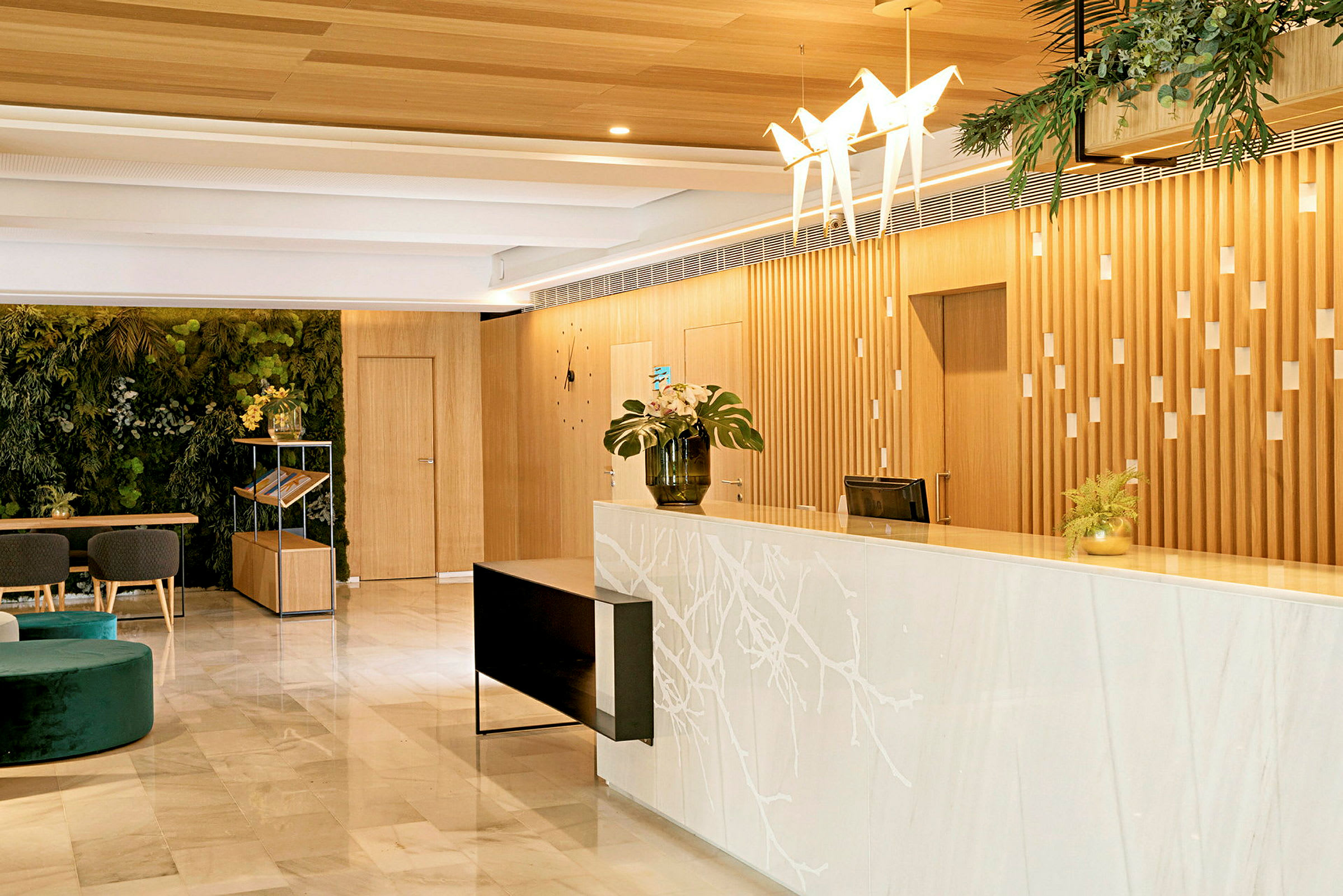 Reception med moderne træ og planteudsmykning. (AI-genereret tekst)