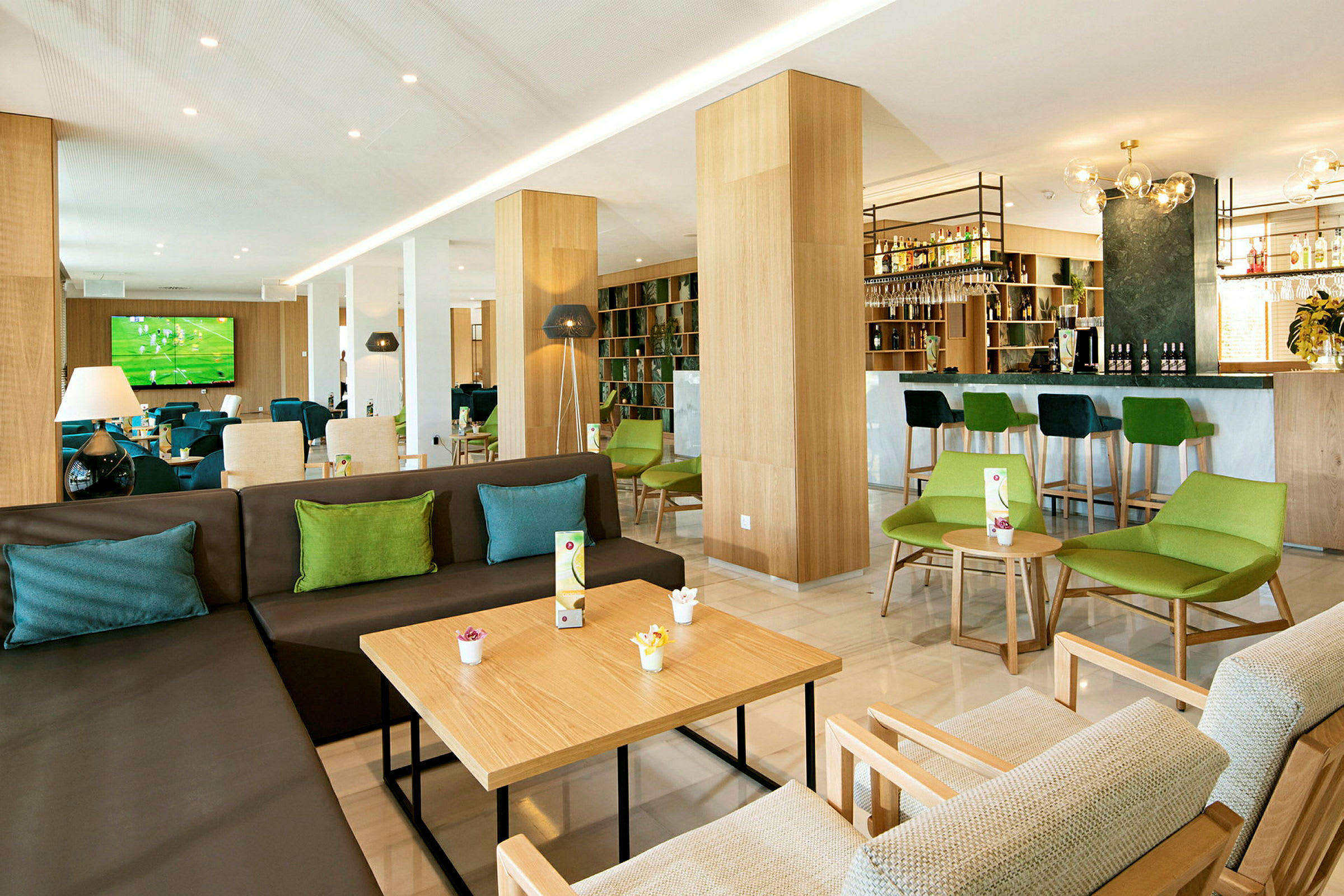 Billede af en moderne hotellounge med bar og siddepladser. (AI-genereret tekst)
