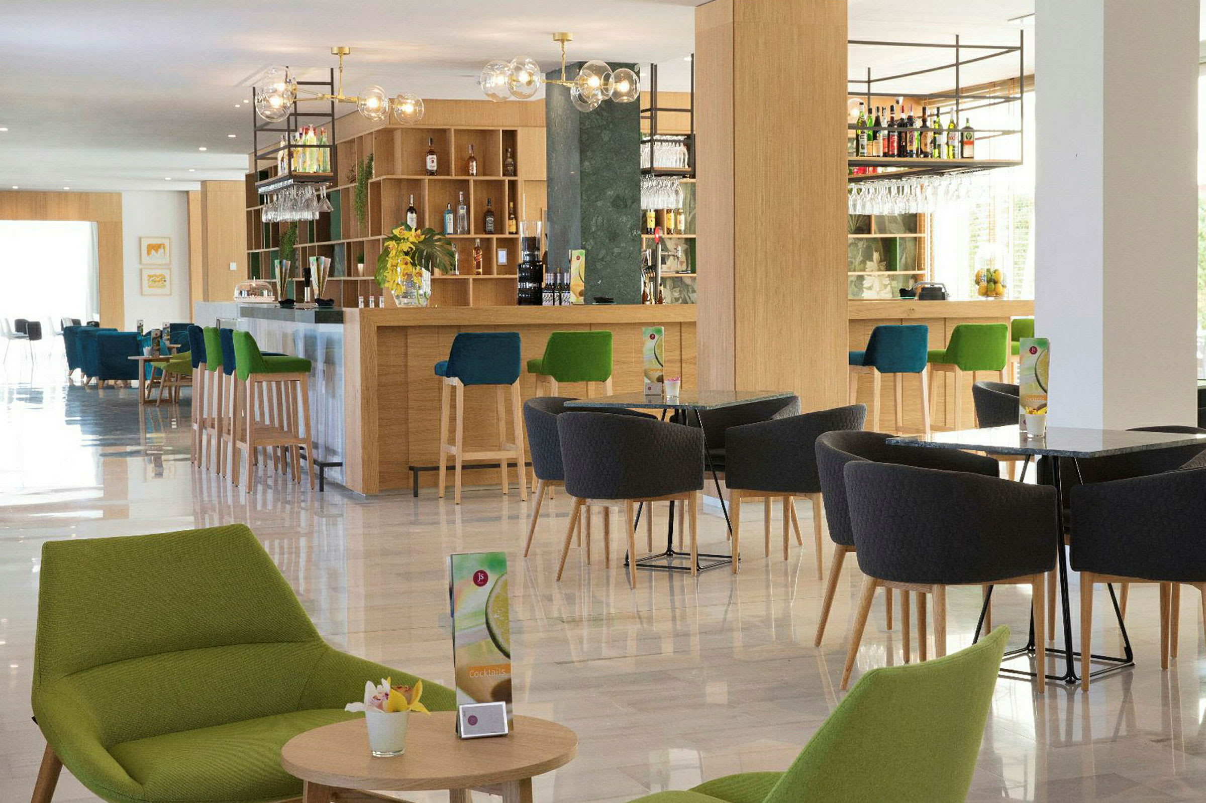 Billede af en hotelbar med moderne siddepladser, borde og dekorativ belysning. (AI-genereret tekst)