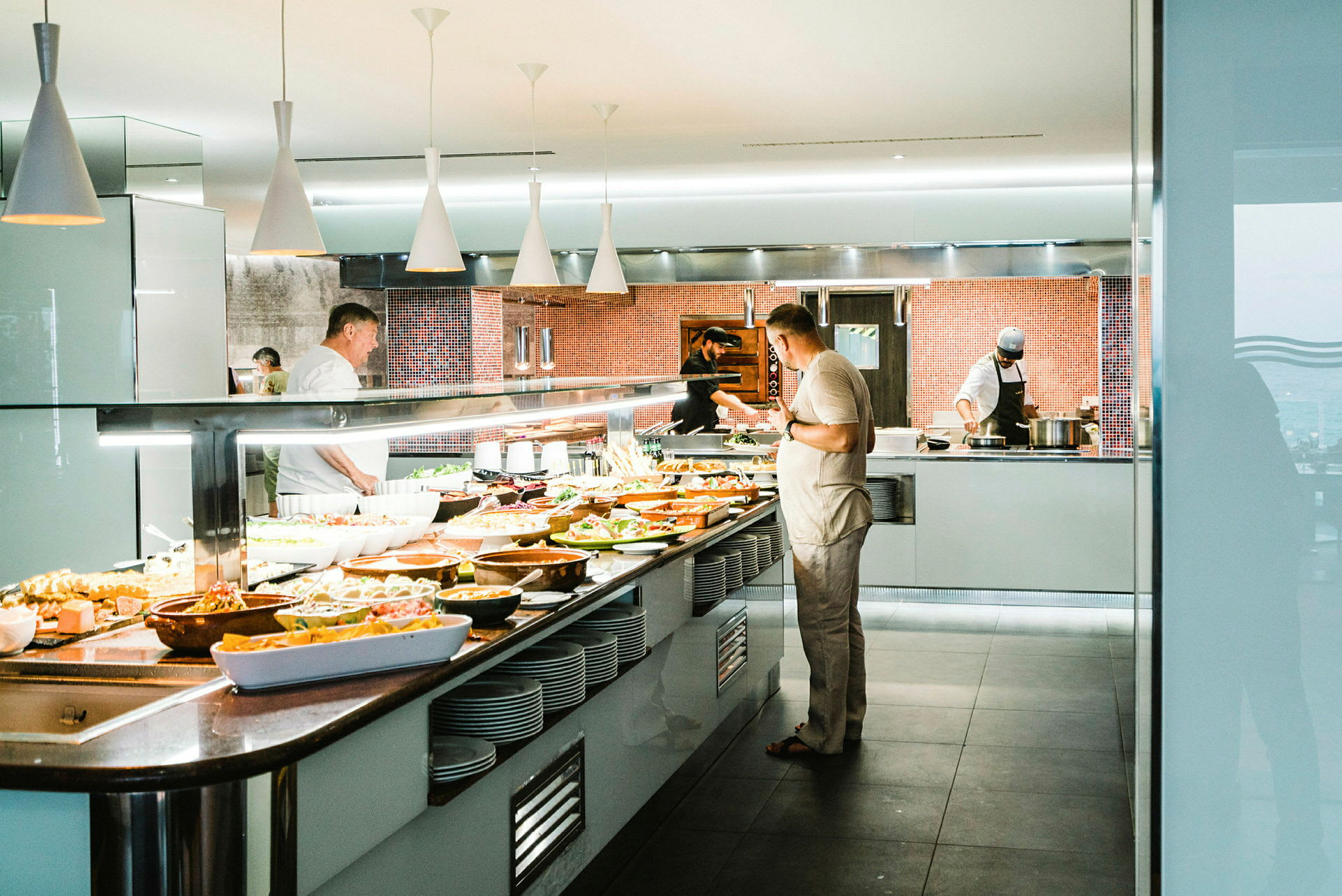 Buffet med forskellige retter i en moderne spisesal. (AI-genereret tekst)