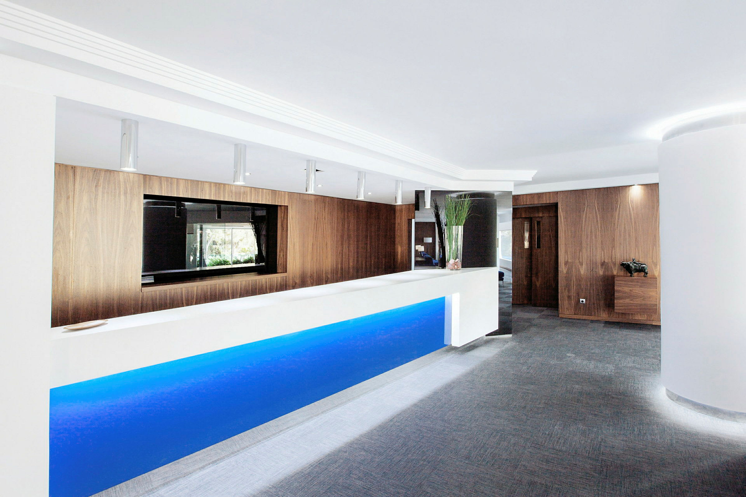 Hotelreception med moderne design og træinteriør. (AI-genereret tekst)