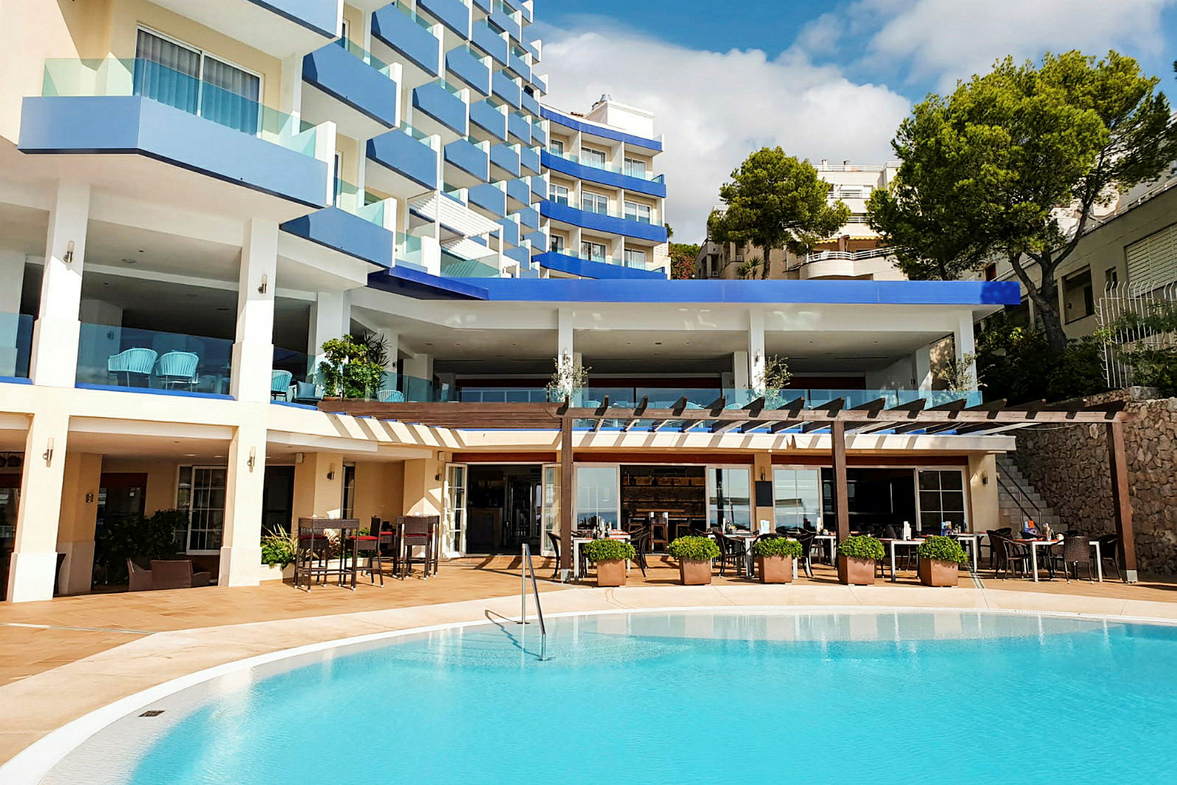 Hotel med pool og terrasse. (AI-genereret tekst)