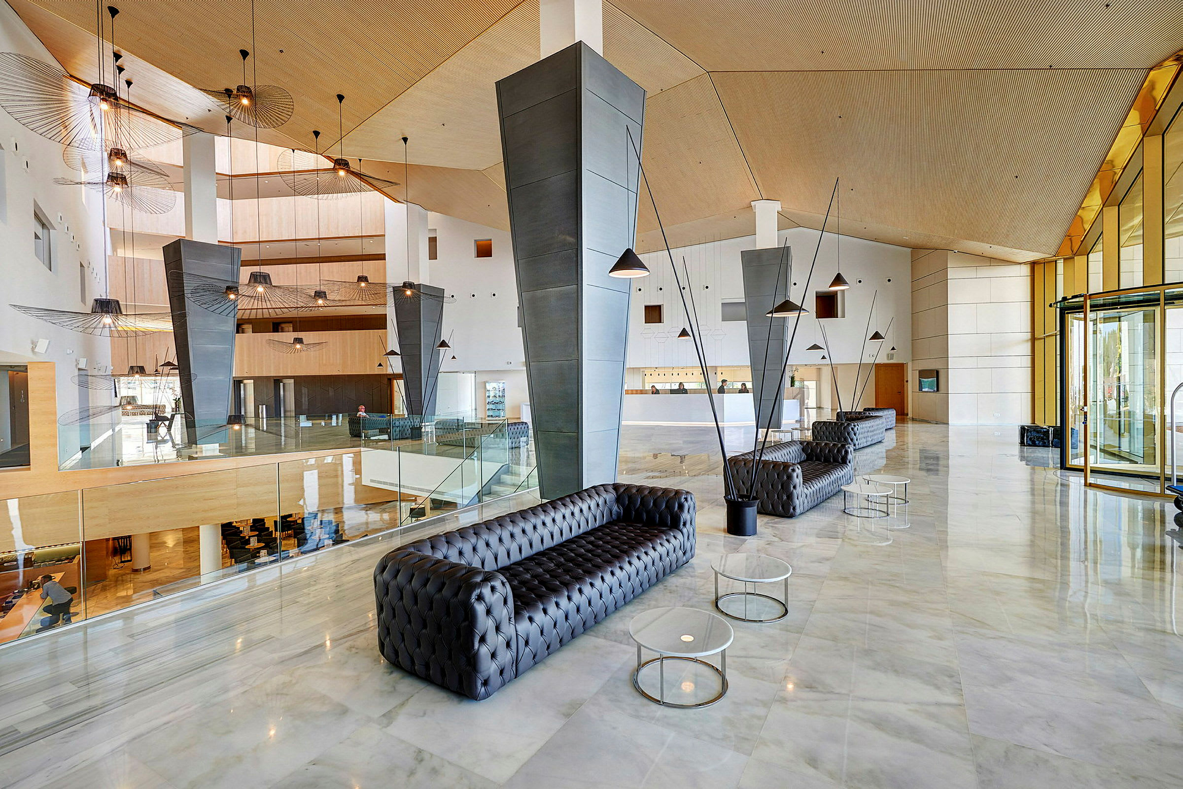 Hotellobby med sofaer og borde. (AI-genereret tekst)
