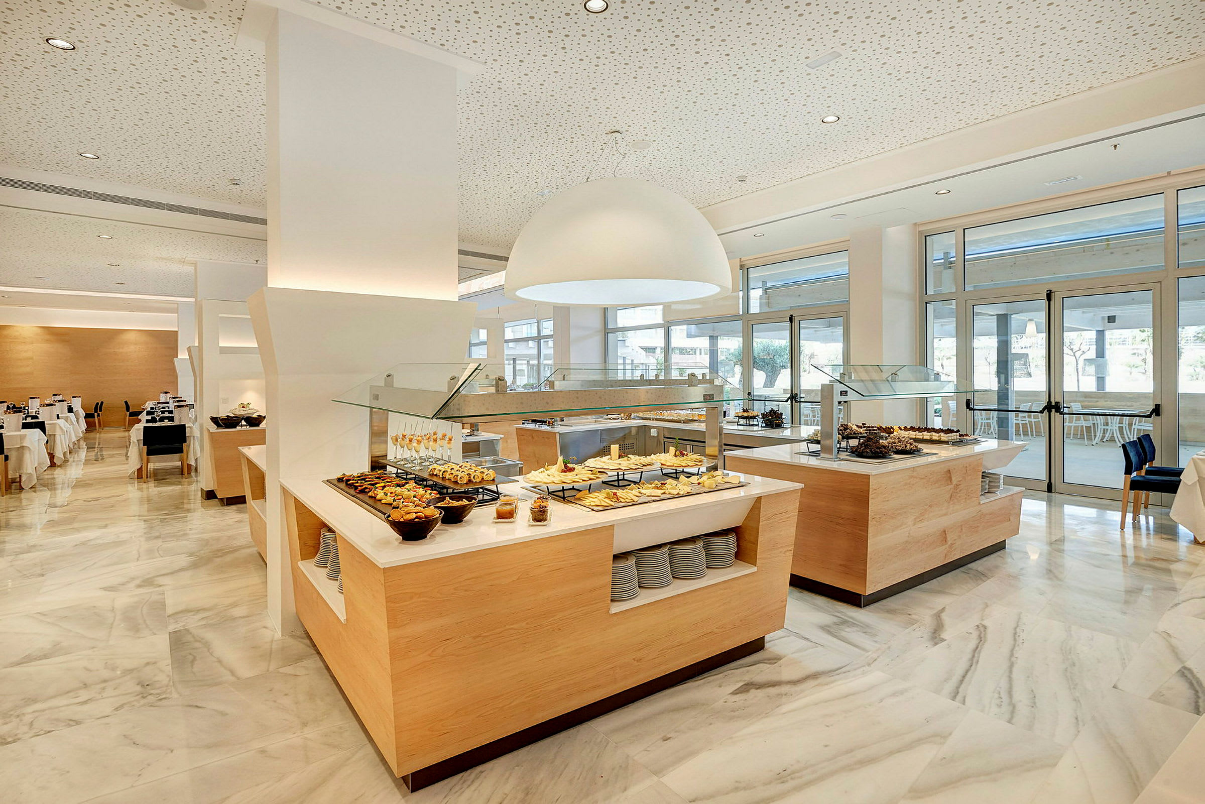En buffet med forskellige retter i en rummelig og moderne restaurant. (AI-genereret tekst)