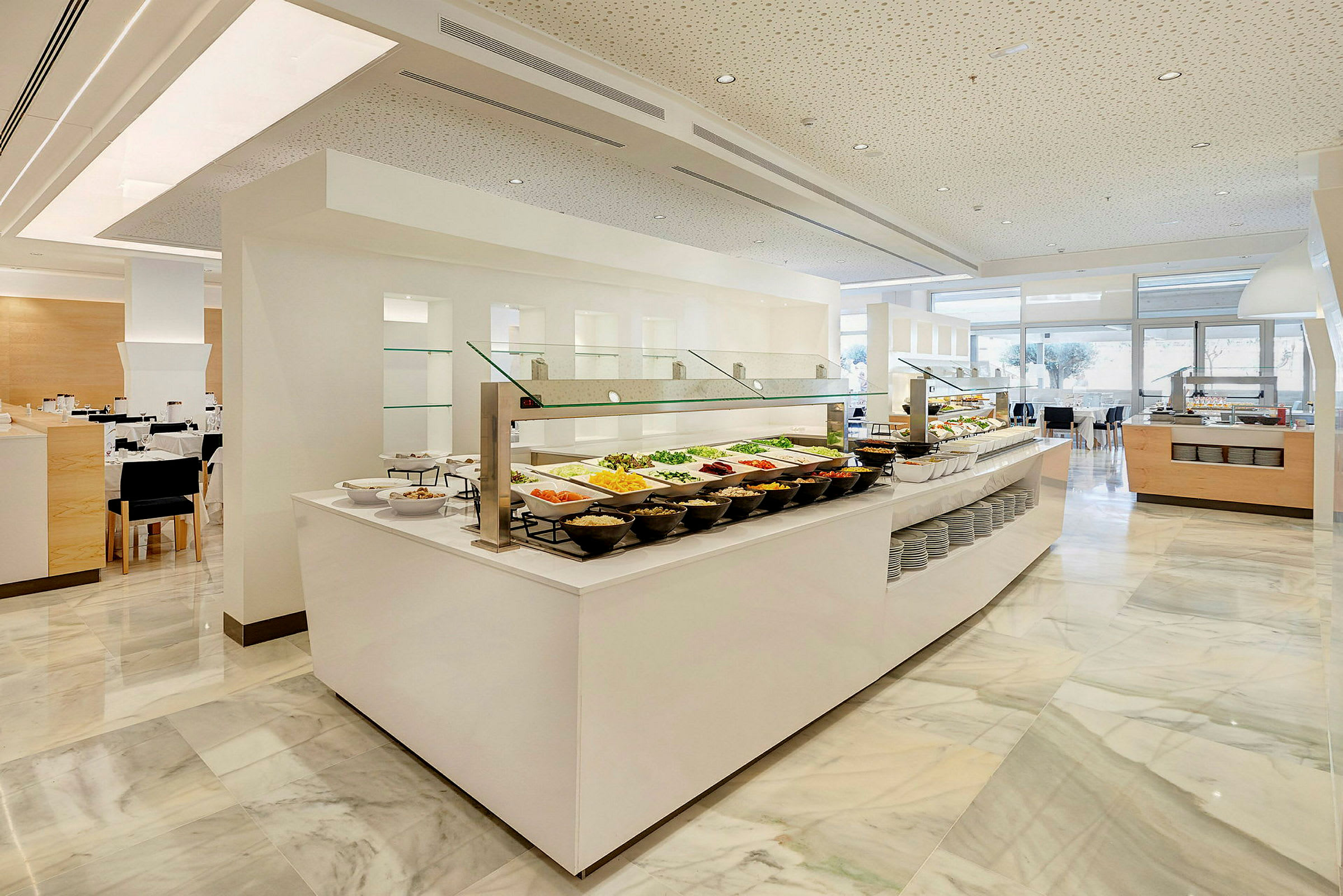 Buffetområde med forskellige retter på et hotel. (AI-genereret tekst)
