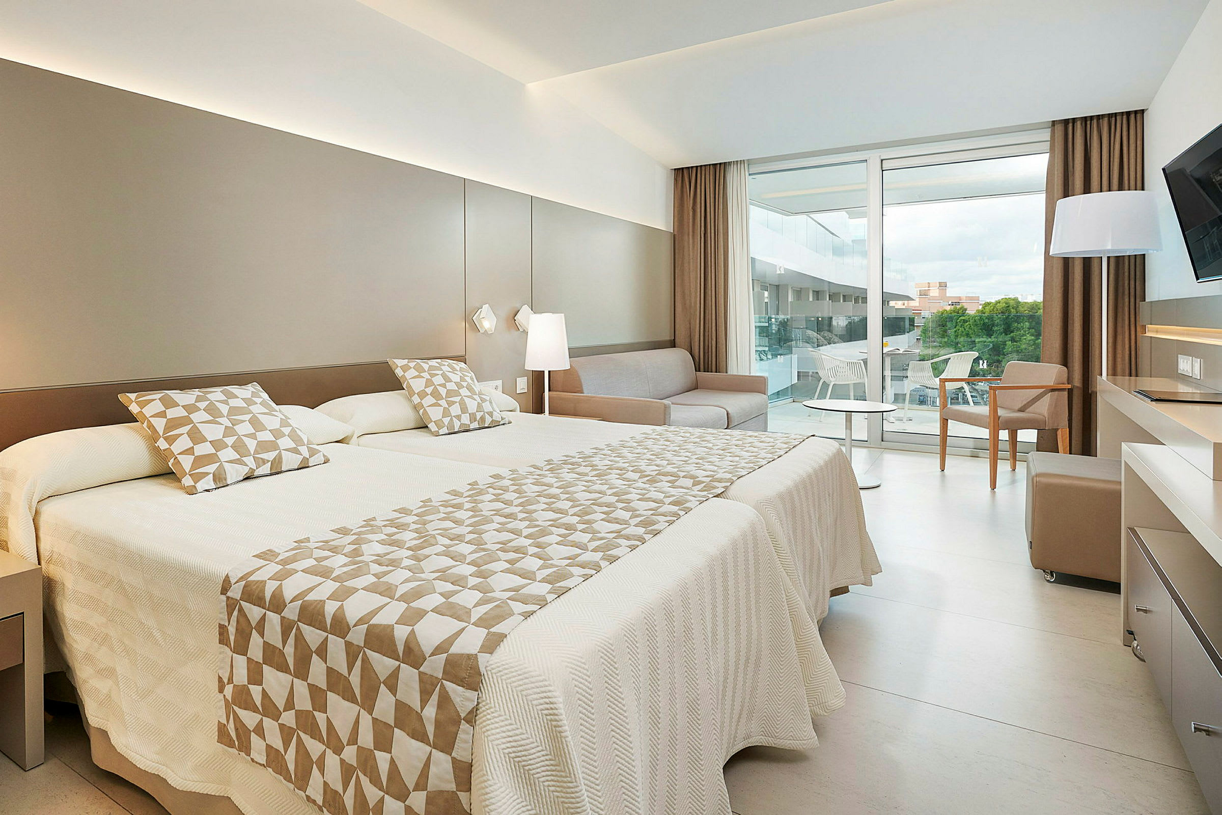 Moderne hotelværelse med dobbeltseng og balkon. (AI-genereret tekst)