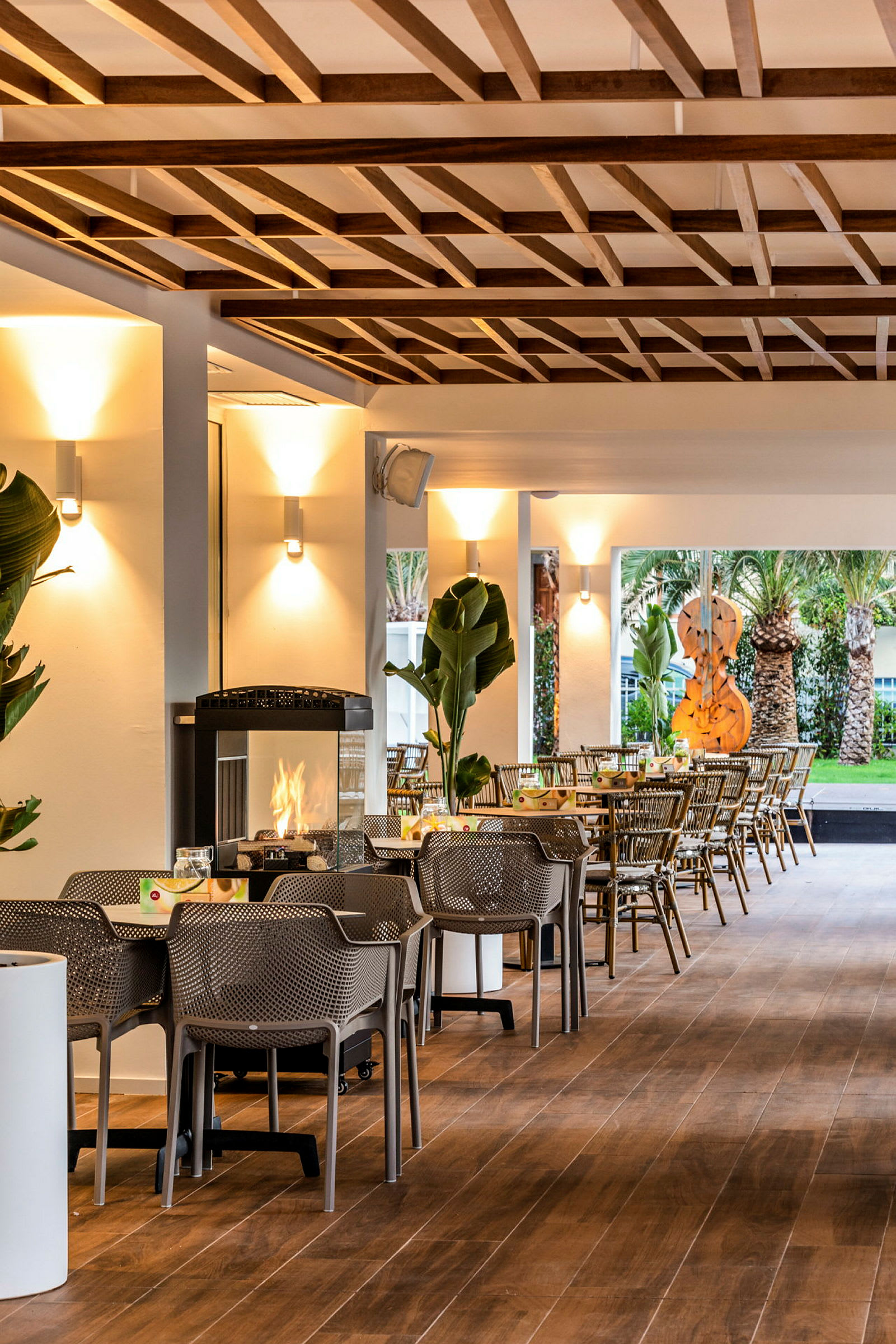 Moderne og elegant restaurant med siddepladser og pejs. (AI-genereret tekst)