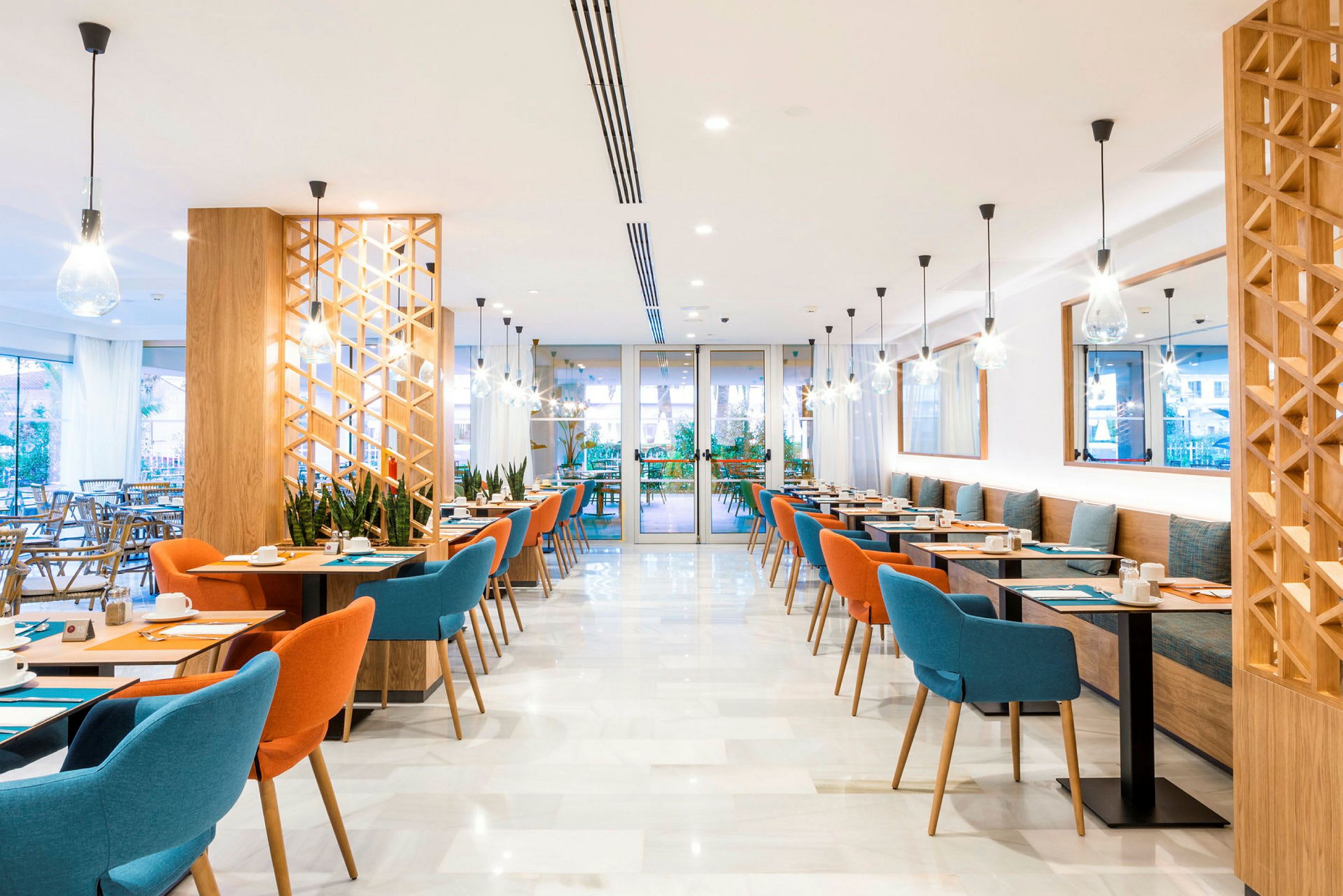 En moderne restaurant med farverige stole og elegant belysning. (AI-genereret tekst)