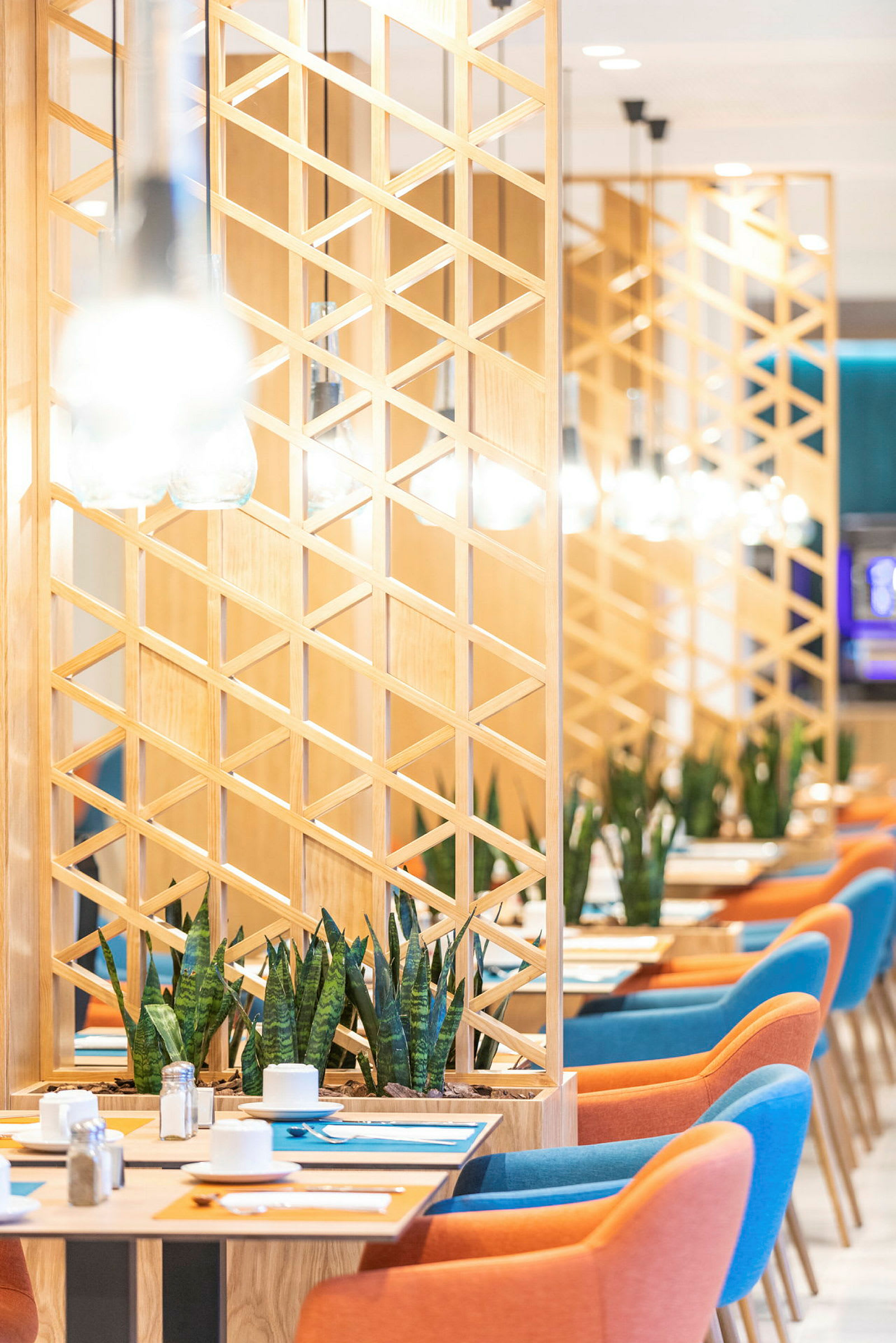 Restaurant med farverige stole og borde med dekorationer. (AI-genereret tekst)