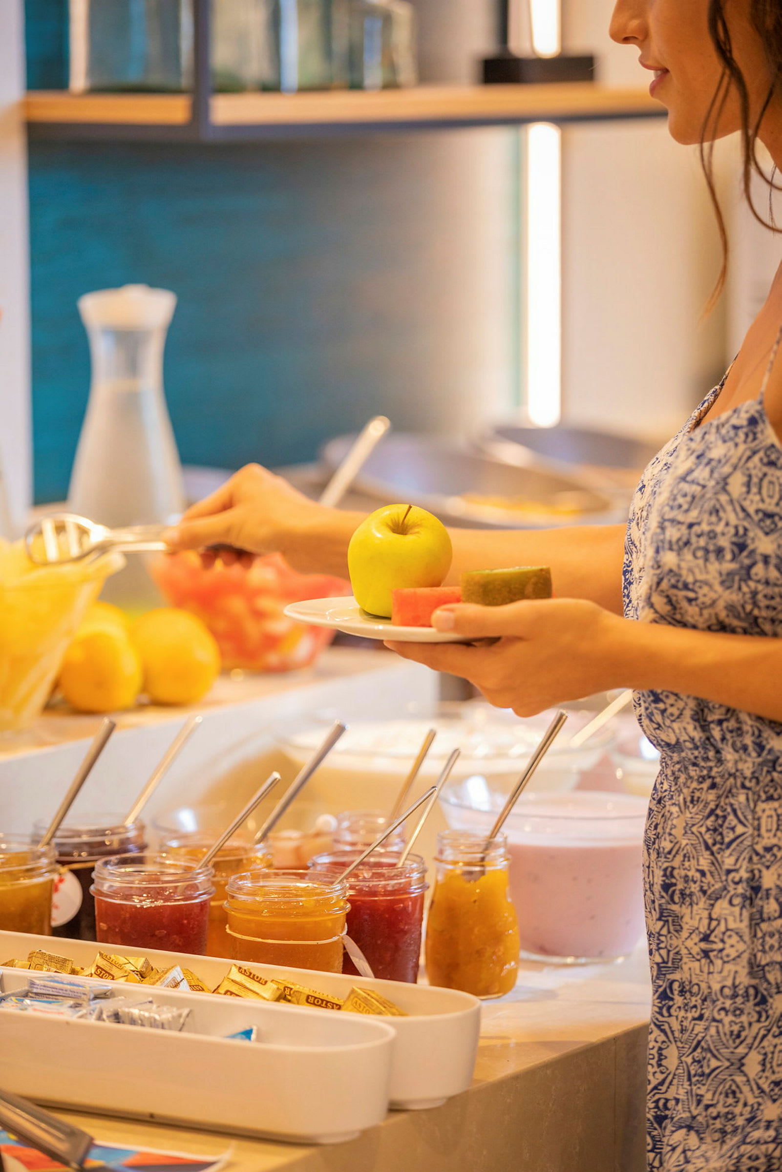 En person tager frugt og andre madvarer fra en buffet. (AI-genereret tekst)