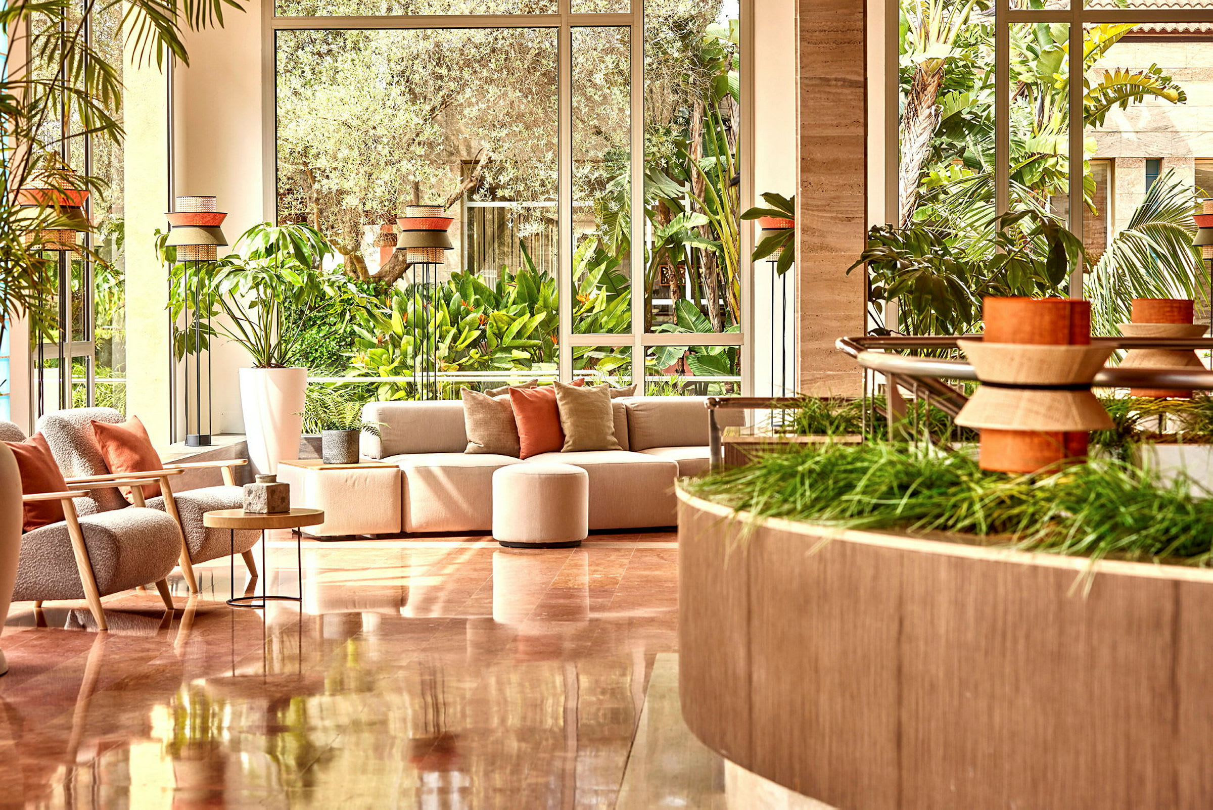 En elegant lounge med moderne møbler, store glasvinduer og frodig vegetation. (AI-genereret tekst)