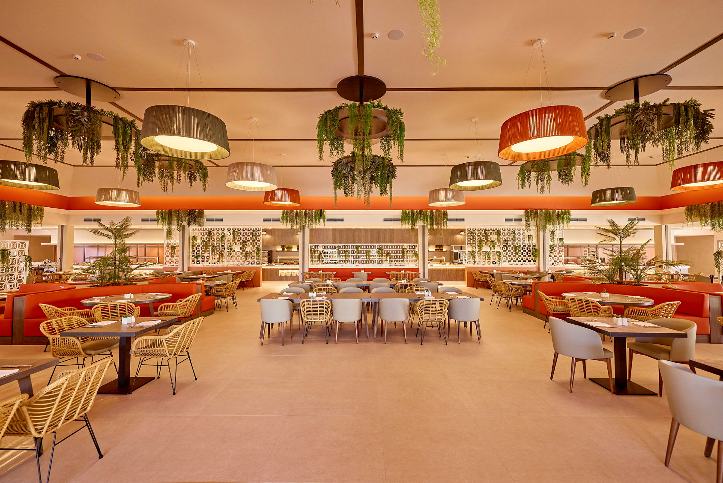 Lys og indbydende restaurant med moderne møbler og hængende planteudsmykning. (AI-genereret tekst)