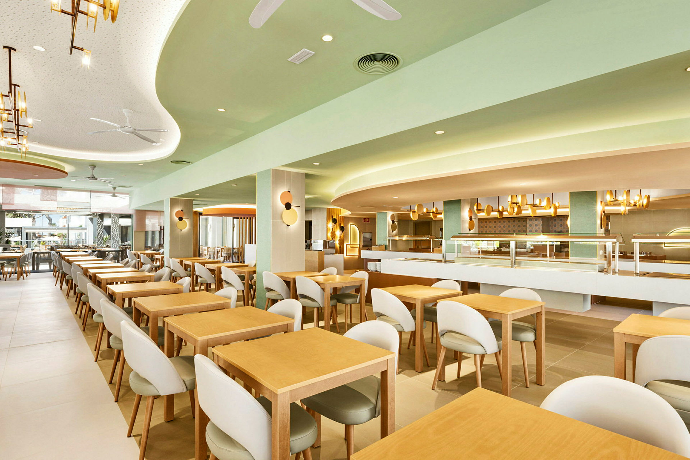En moderne restaurant med træborde og stole i lys indretning. (AI-genereret tekst)