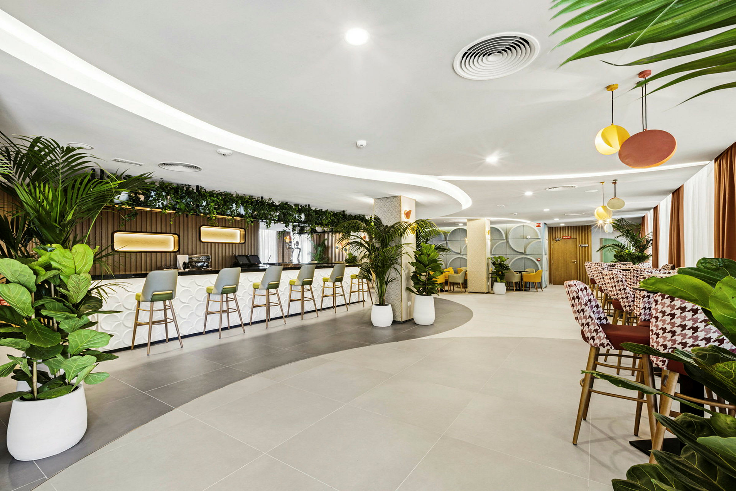 En moderne lounge med en bar og flere siddepladser. Planter bruges som dekoration. (AI-genereret tekst)