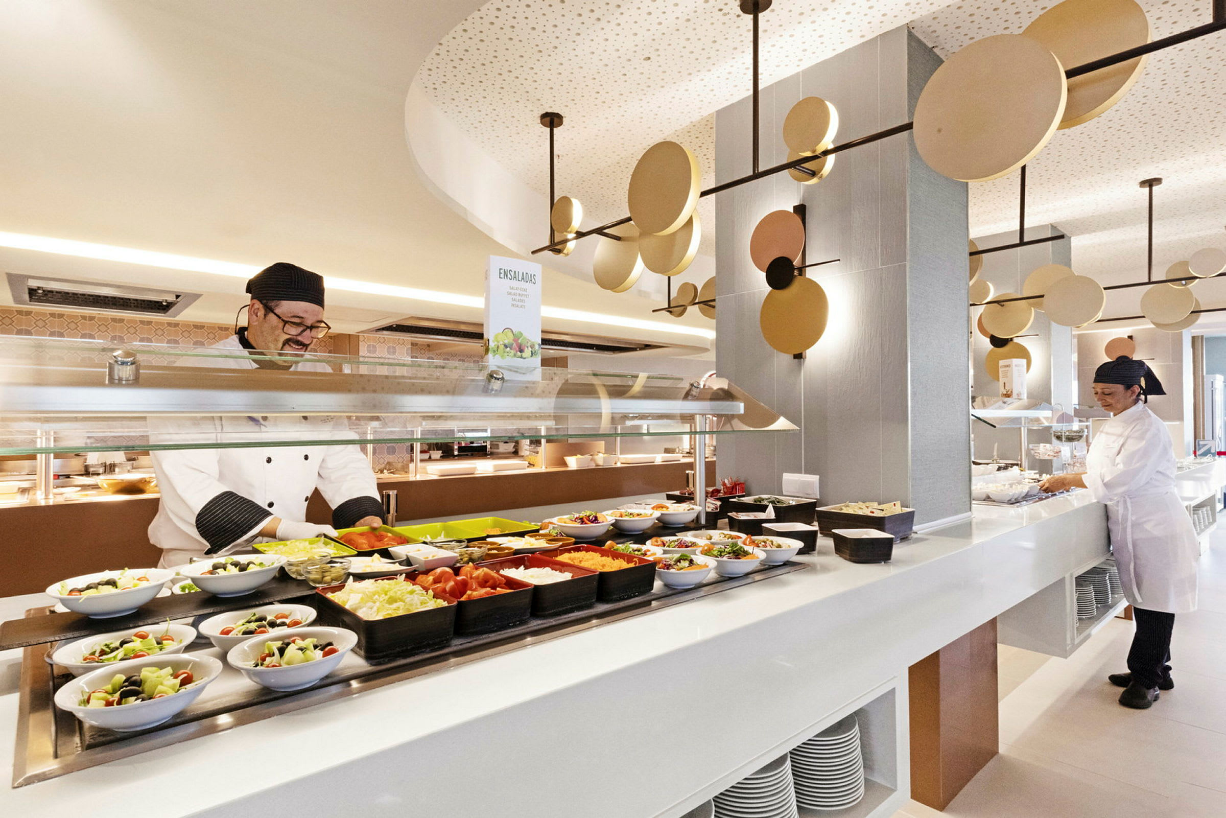Buffet med salater og toppings, serveret i en lys og moderne restaurant. (AI-genereret tekst)
