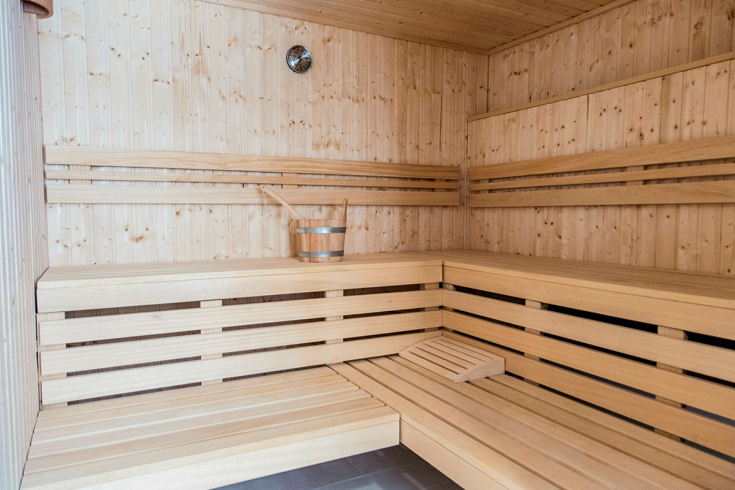 Træinteriør i en sauna. (AI-genereret tekst)