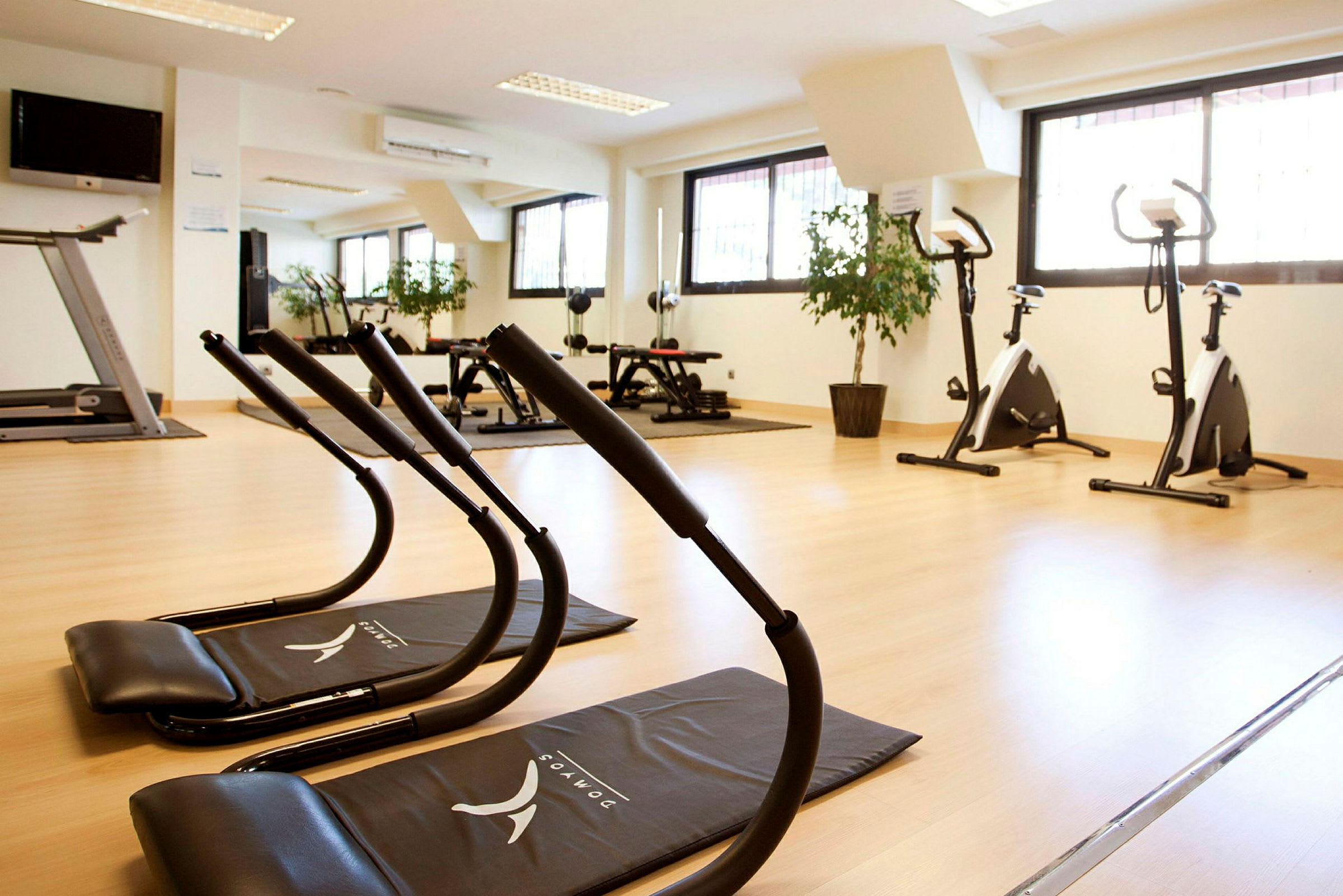 Et fitnesscenter med træningsudstyr og motionscykler. (AI-genereret tekst)