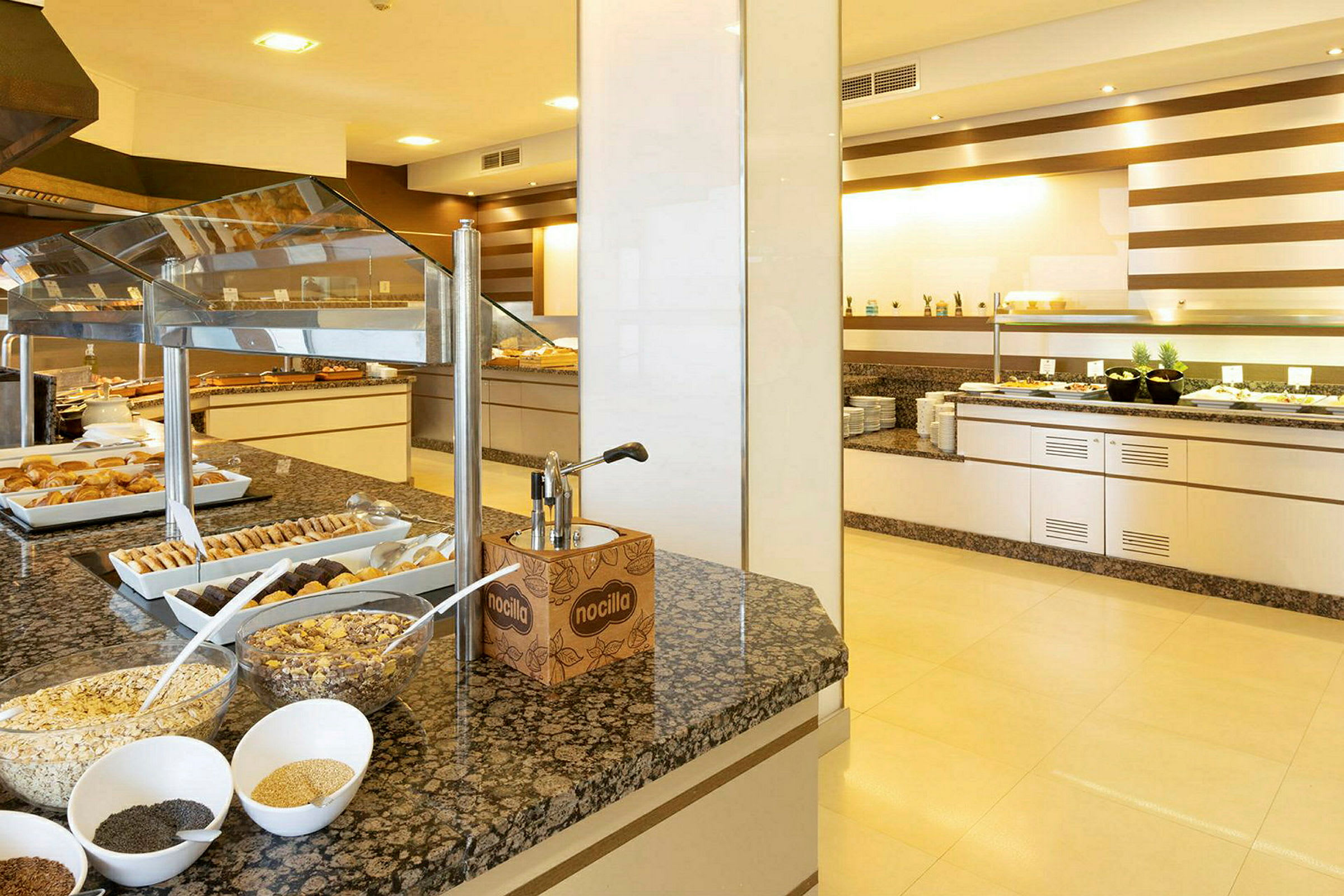 Buffet med mad og desserter på et hotel. (AI-genereret tekst)