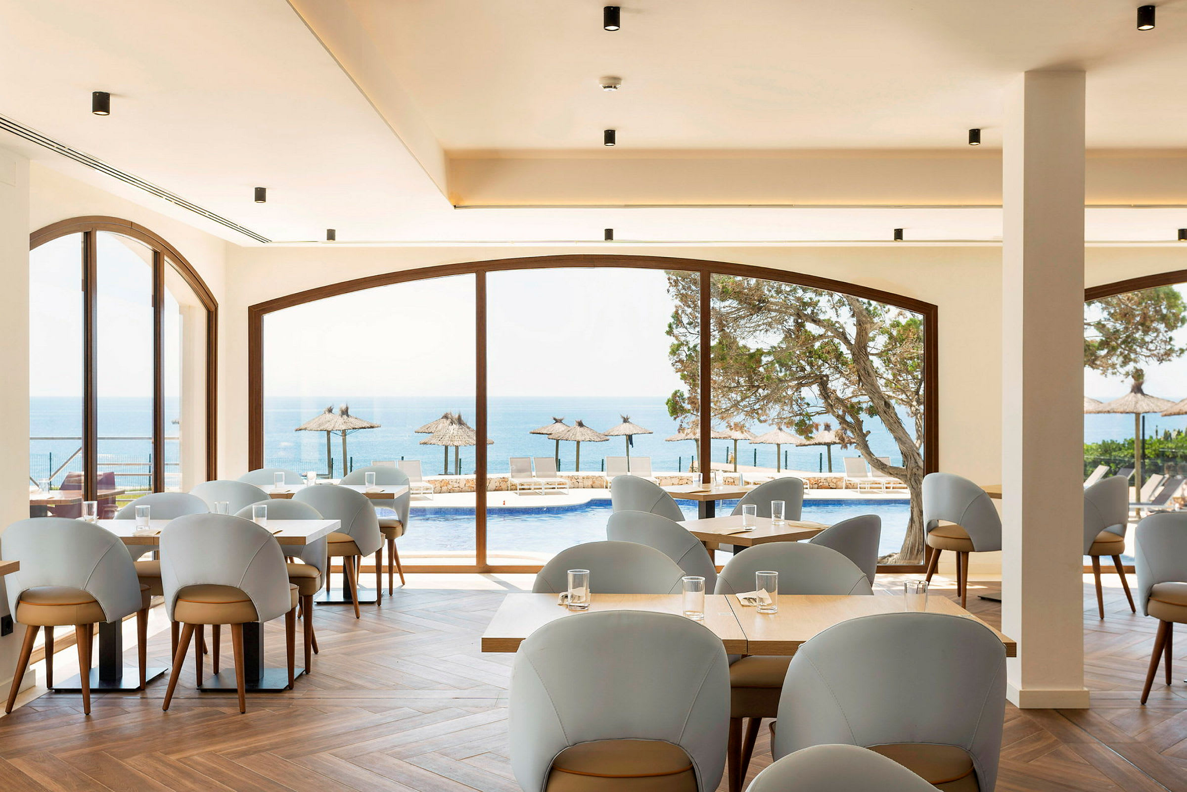 Moderne restaurant med panoramaudsigt over havet. (AI-genereret tekst)