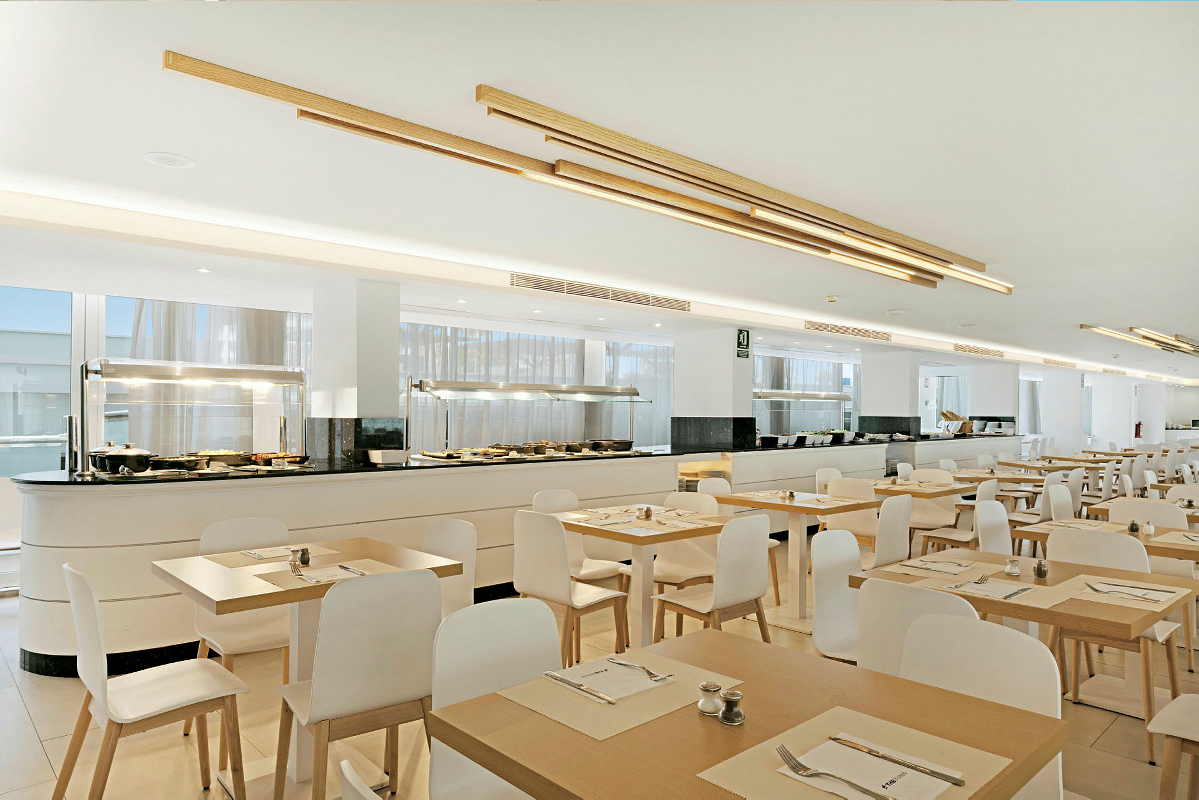 En rummelig restaurant med dækkede borde og buffet. (AI-genereret tekst)