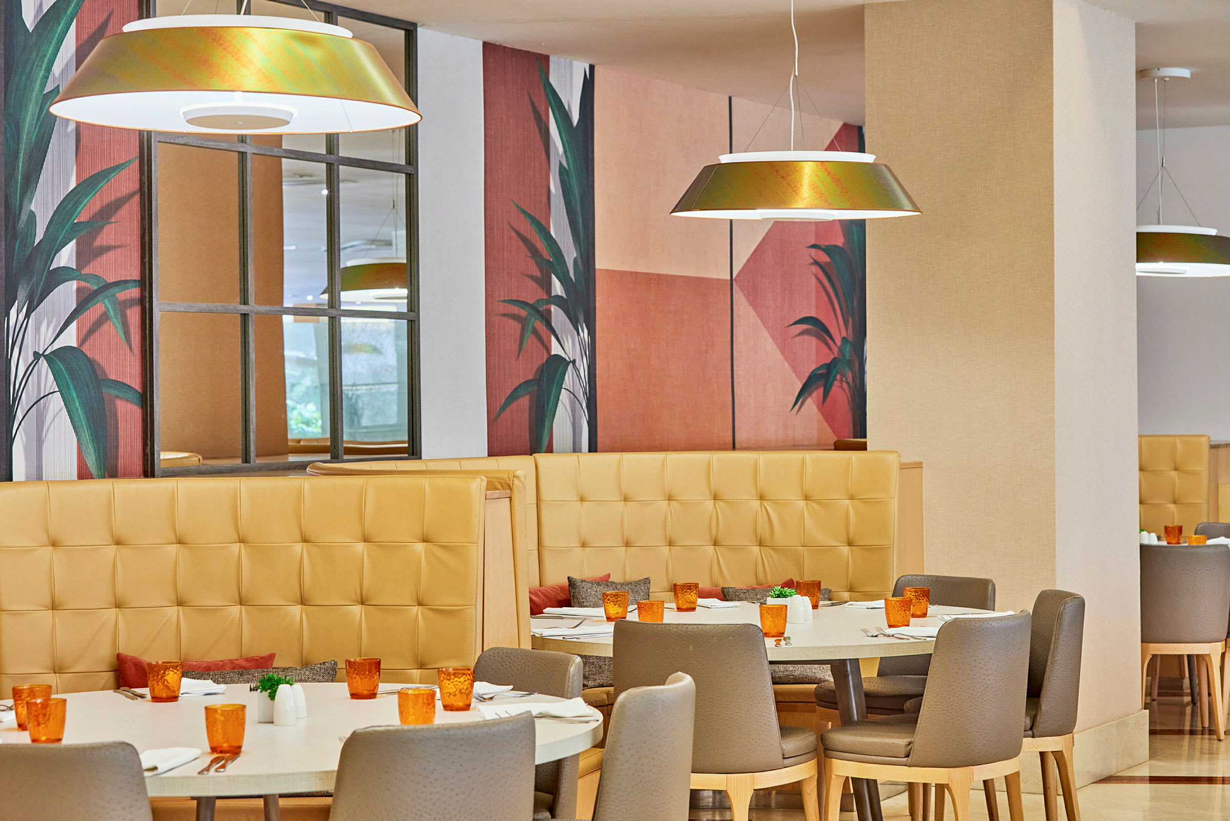 Restaurant med borde, stole og vægdekoration. (AI-genereret tekst)