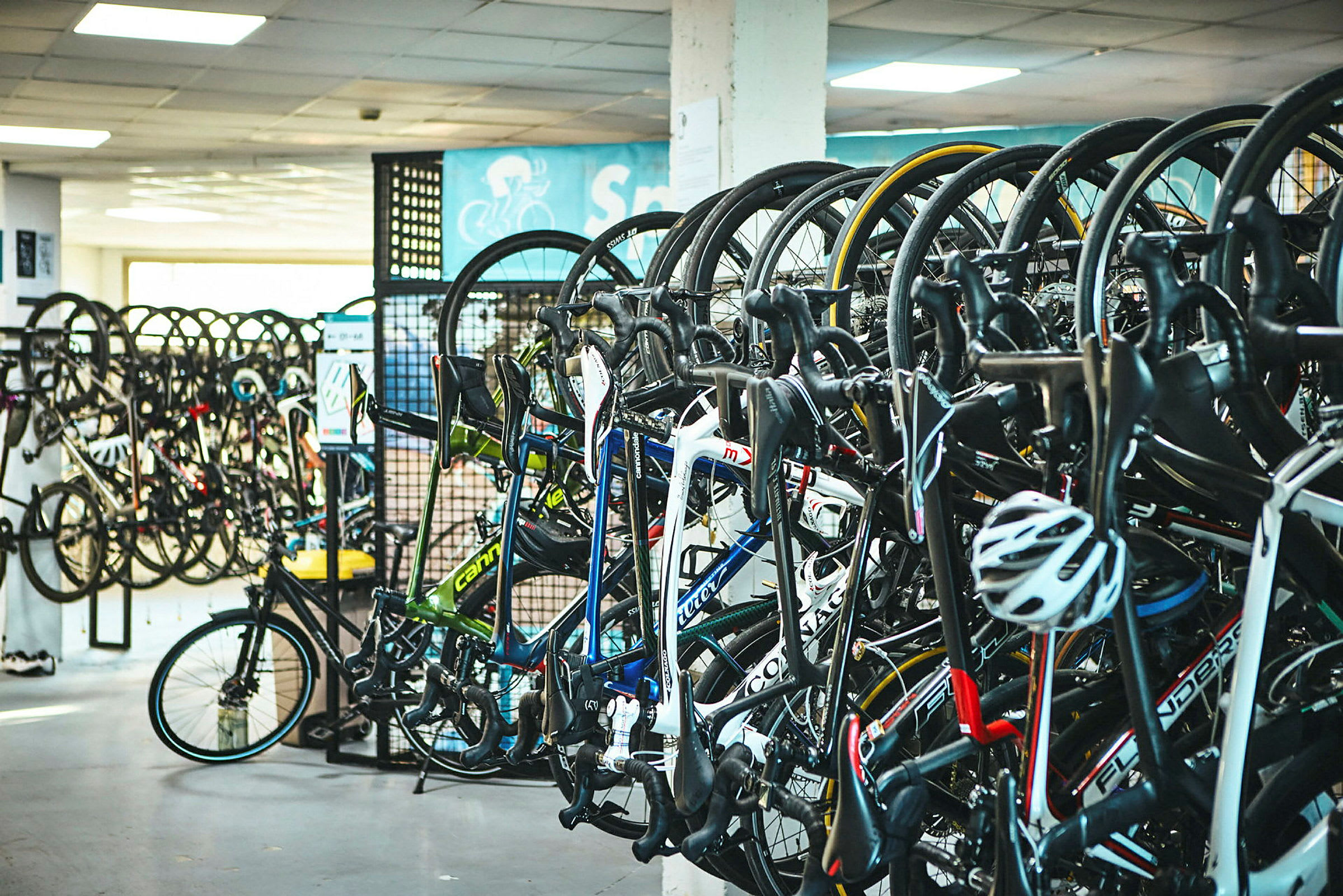 Cykler på række i et indendørsområde. (AI-genereret tekst)